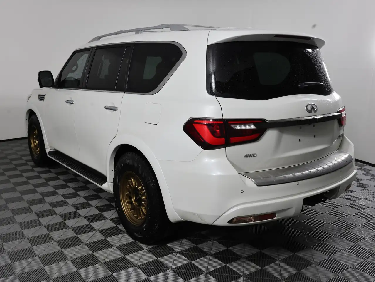Infiniti QX80 снимка Infiniti QX80