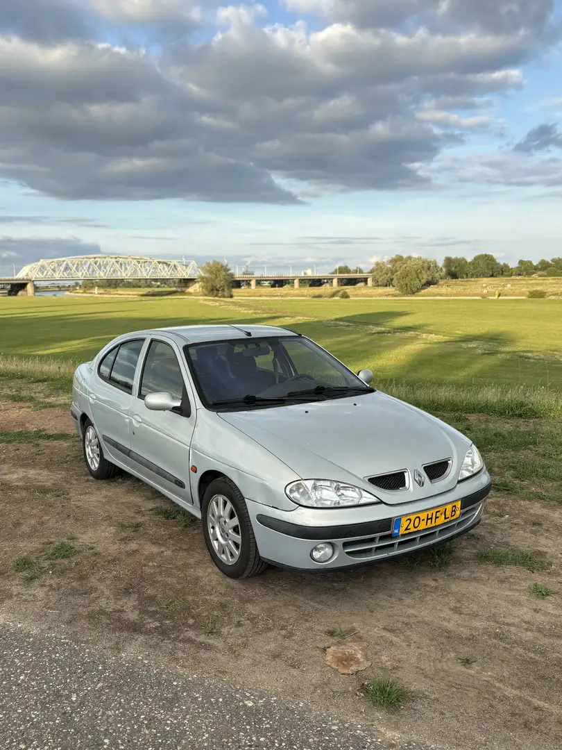 Renault Megane 1.6-16V Expression Gris - 1