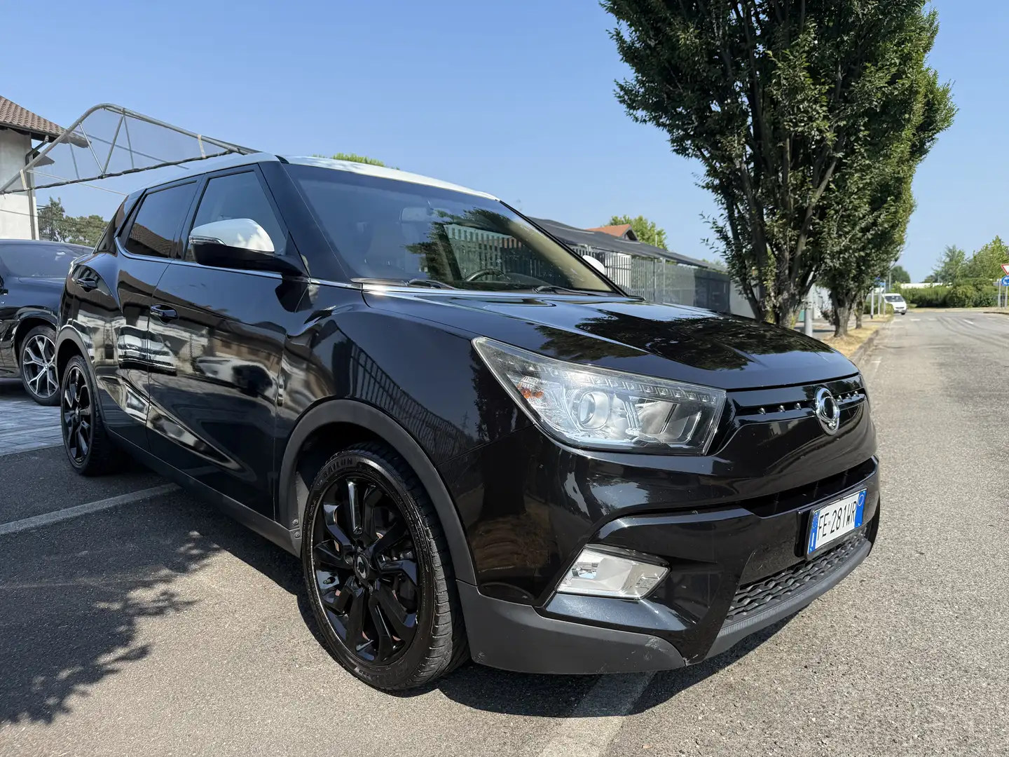 SsangYong Tivoli 1.6d Go awd auto Per Neopatentati Nero - 1