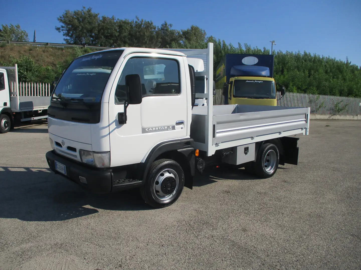 Nissan Cabstar 3000 120CV CASSONE FISSO PASSO CORTO 3.10 METRI Blanc - 1
