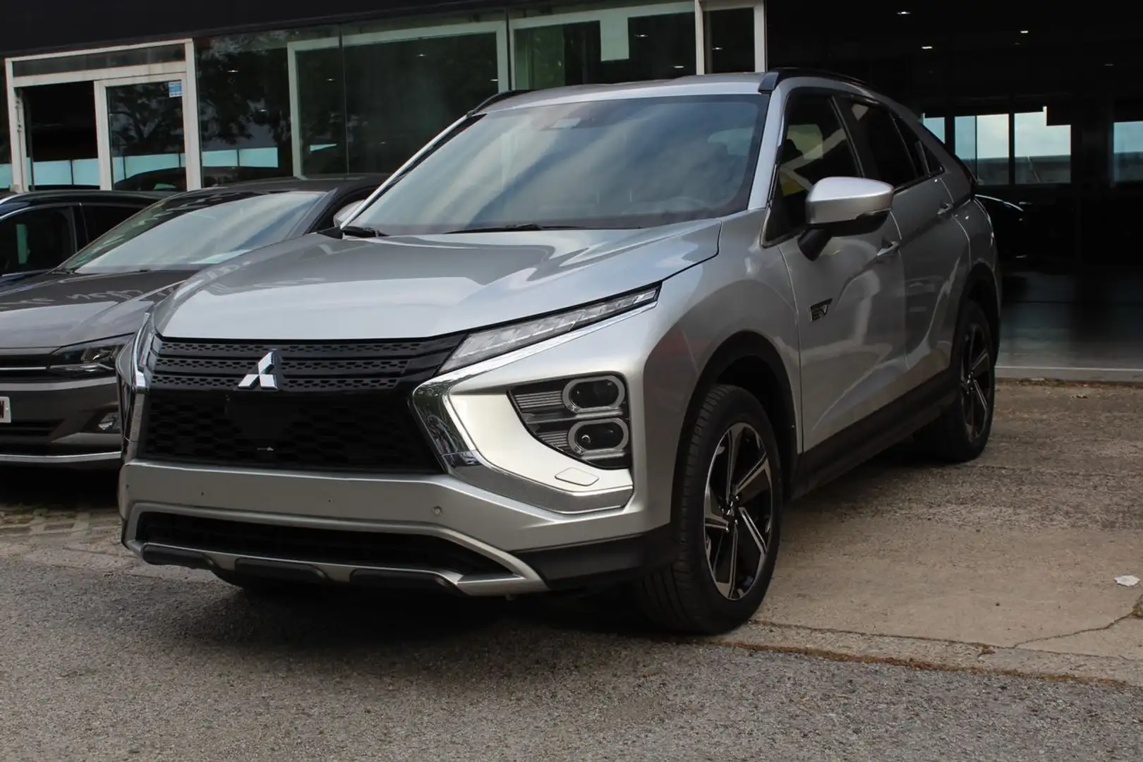 Mitsubishi Eclipse Cross 2.4 PHEV Kaiteki Auto 4WD Plateado - 2