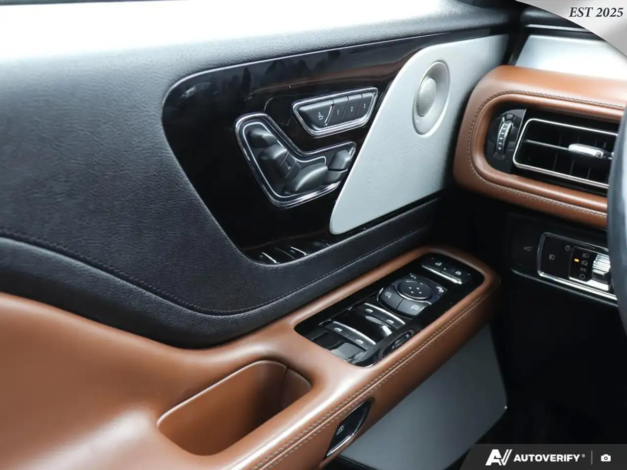 Lincoln Aviator снимка Lincoln Aviator