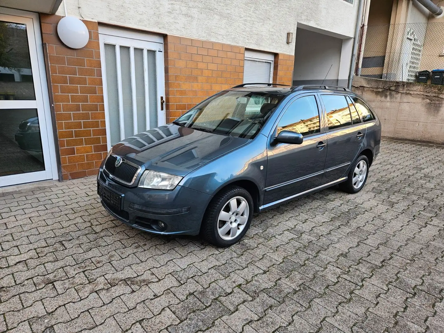 Skoda Fabia Combi 2.0 Elegance / TÜV NEU / 1.Hand Grau - 1