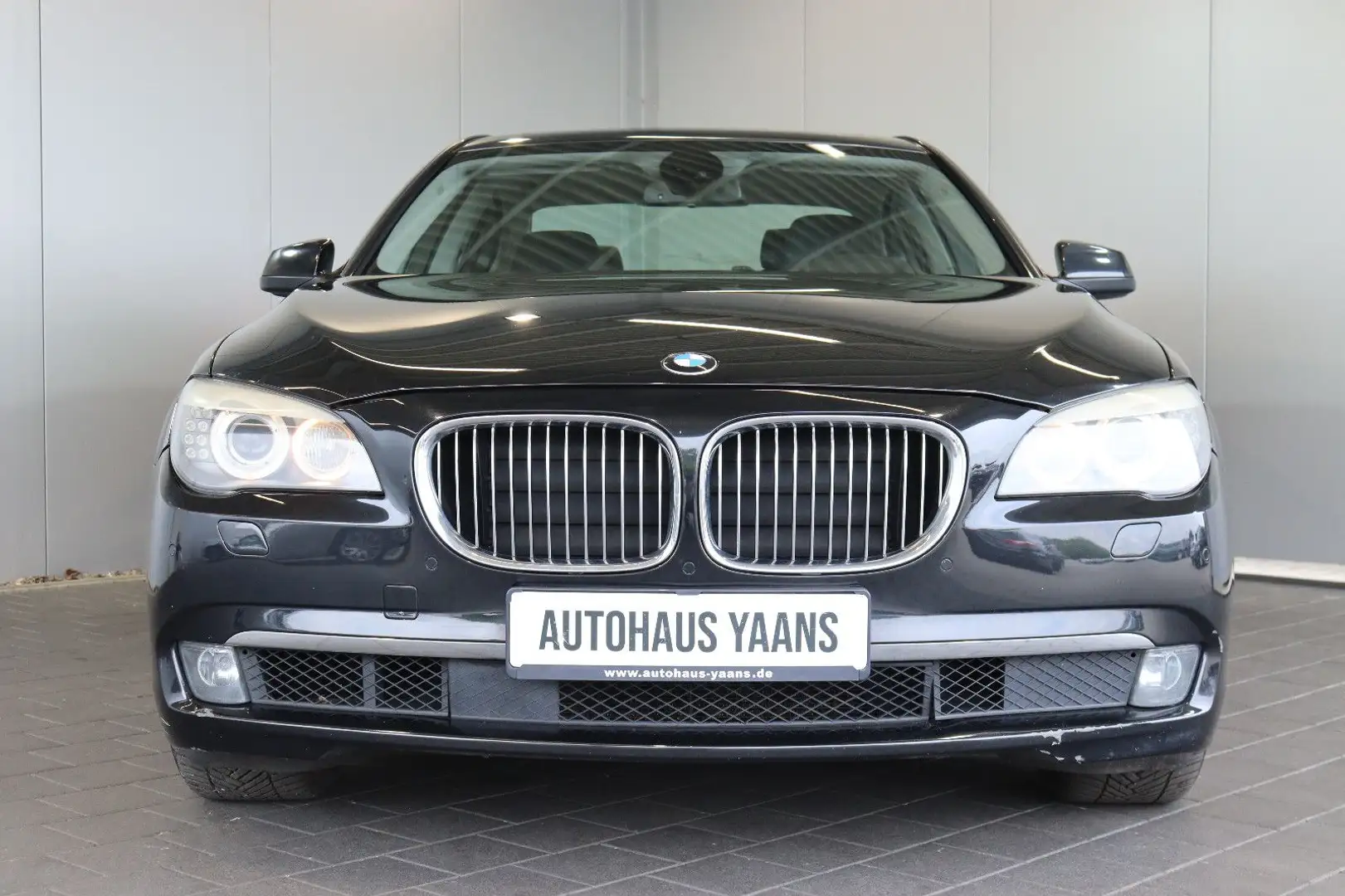 BMW 740 d xDrive  HEAD UP+ACC+GSD Schwarz - 2