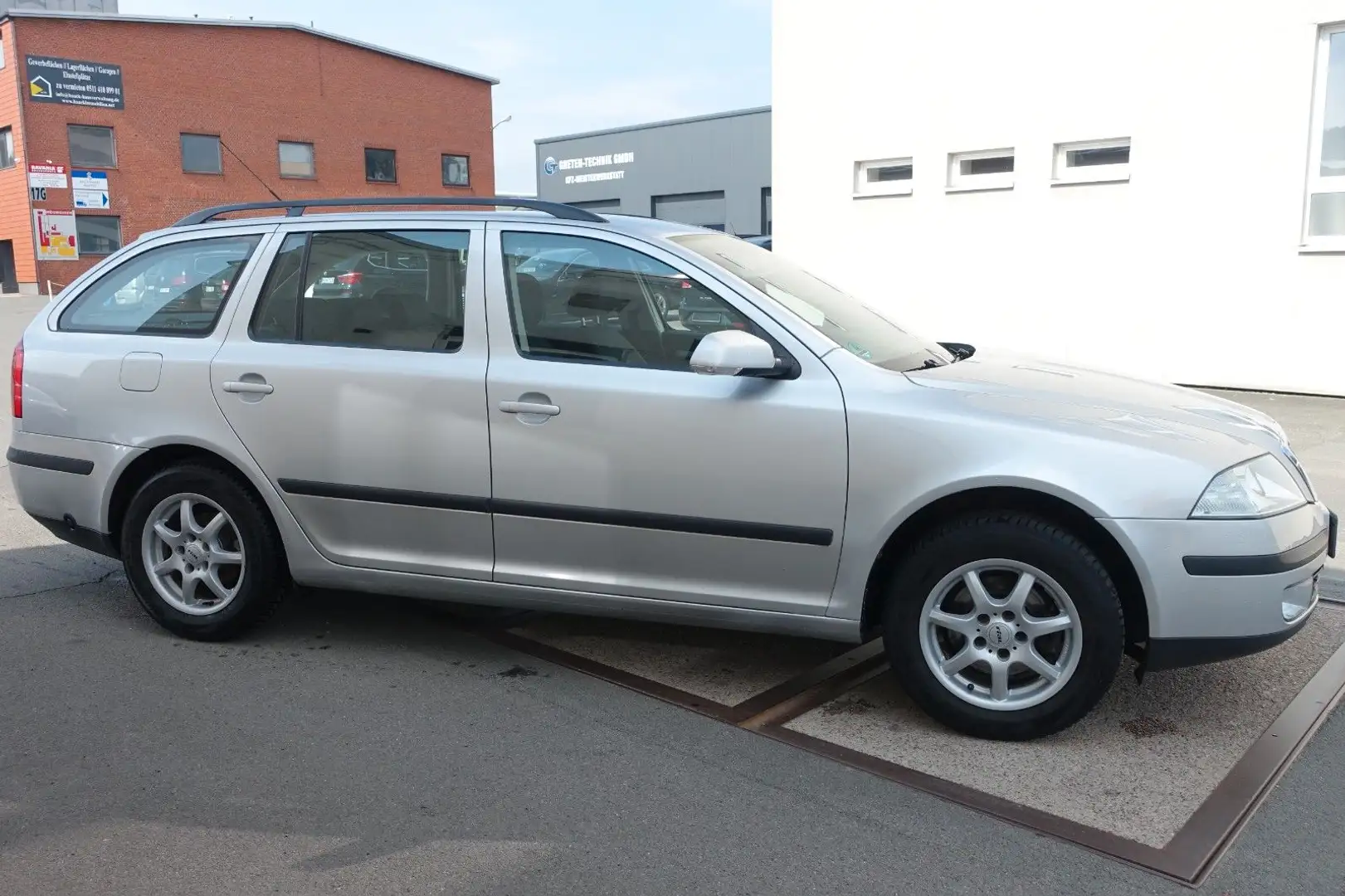 Skoda Octavia Combi Ambiente*AHK*TÜV+SER. NEU//LPG//AC Silver - 2