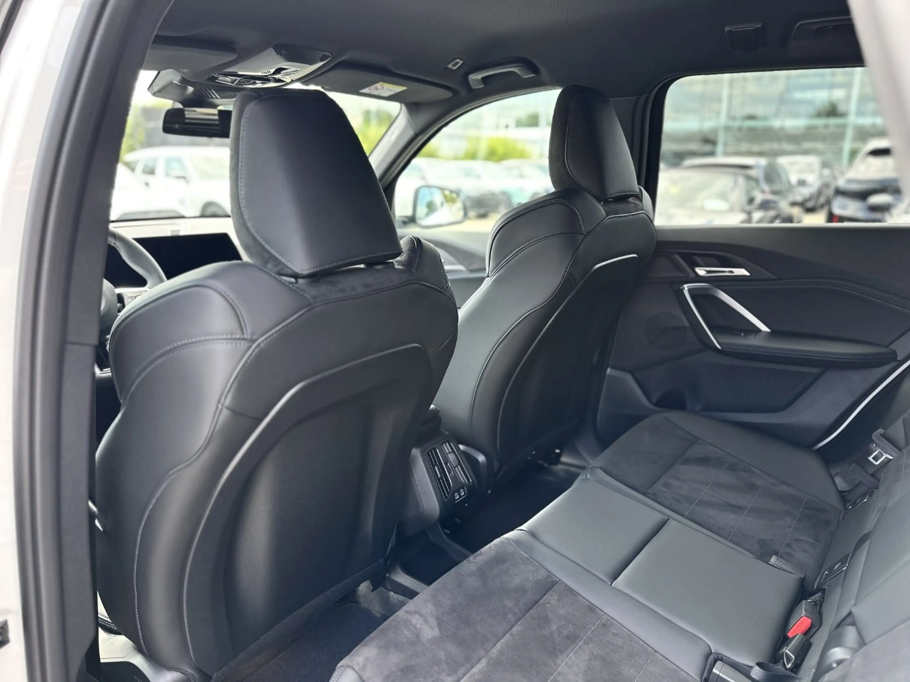 BMW iX1 eDrive20 M Sportpaket Head-Up DAB LED RFK — photo 14
