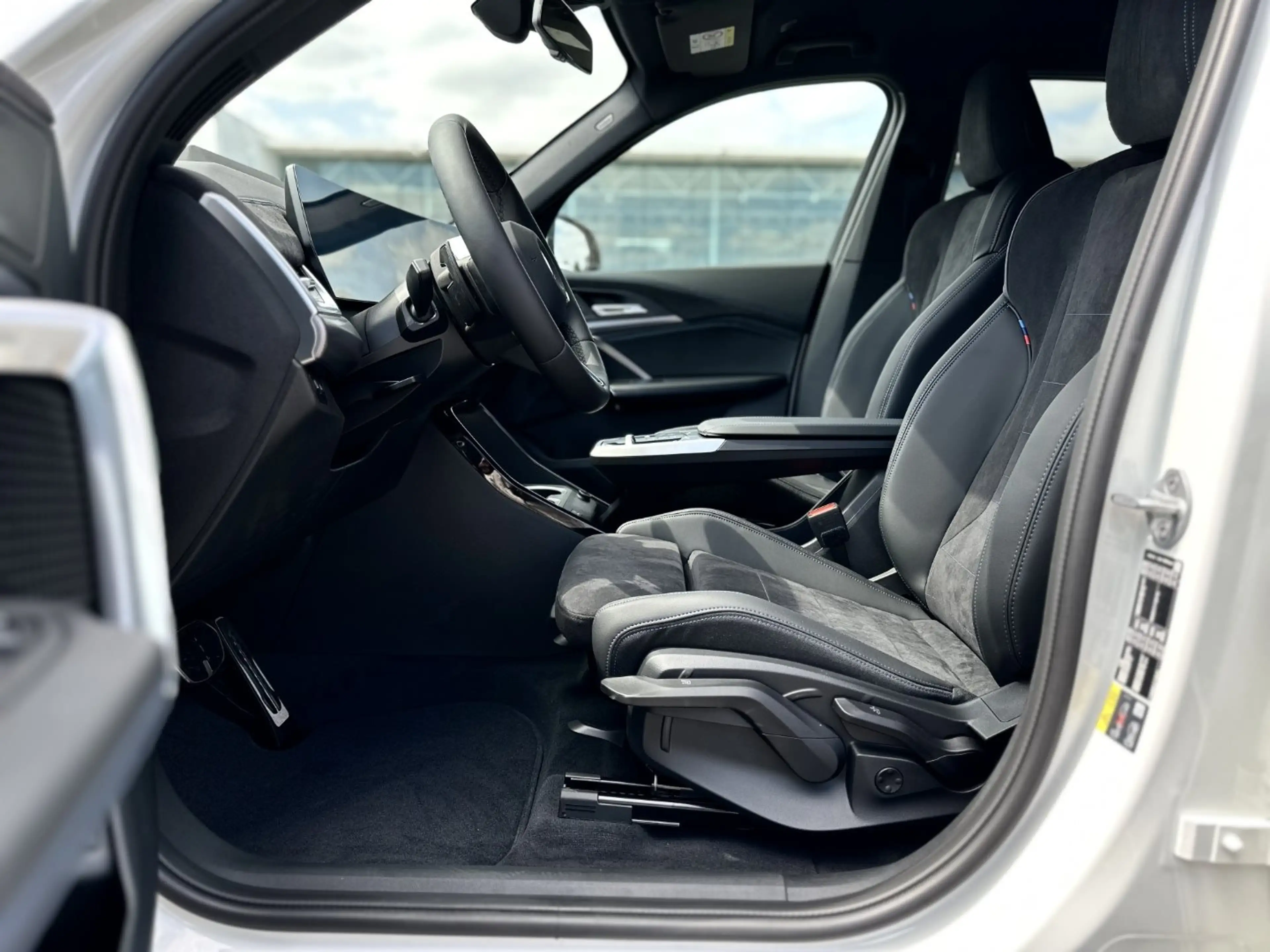 BMW iX1 eDrive20 M Sportpaket Head-Up DAB LED RFK — photo 11