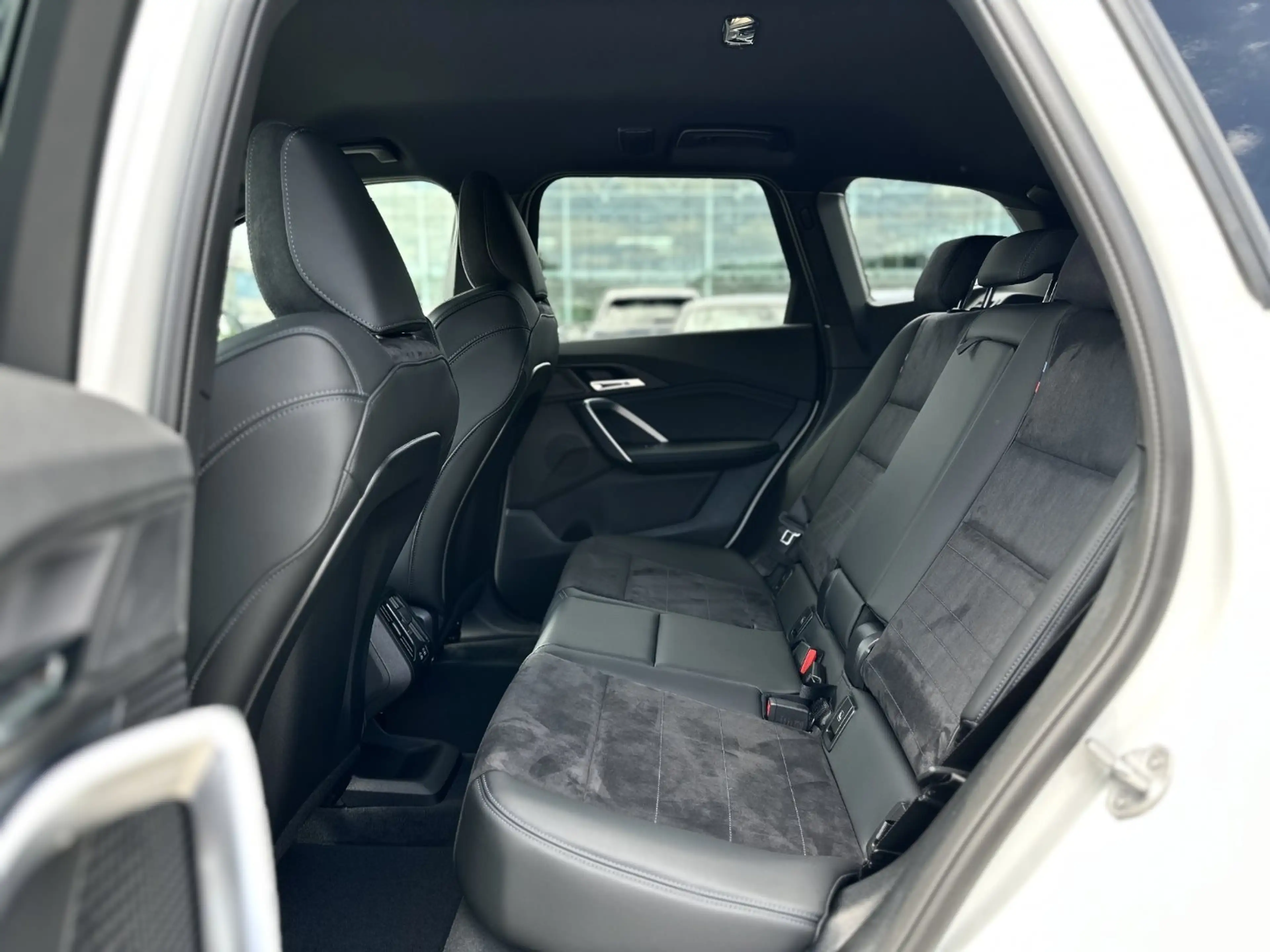BMW iX1 eDrive20 M Sportpaket Head-Up DAB LED RFK — photo 13