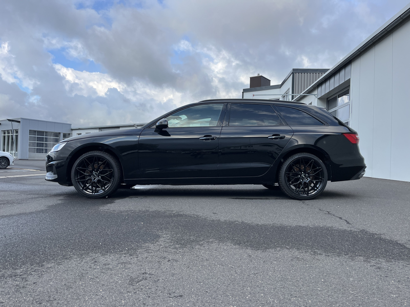 Audi A4 Avant 35 2.0 TFSI S tronic Blackline S-Line Optik — photo 2