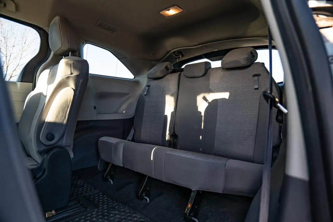 Toyota Sienna снимка Toyota Sienna