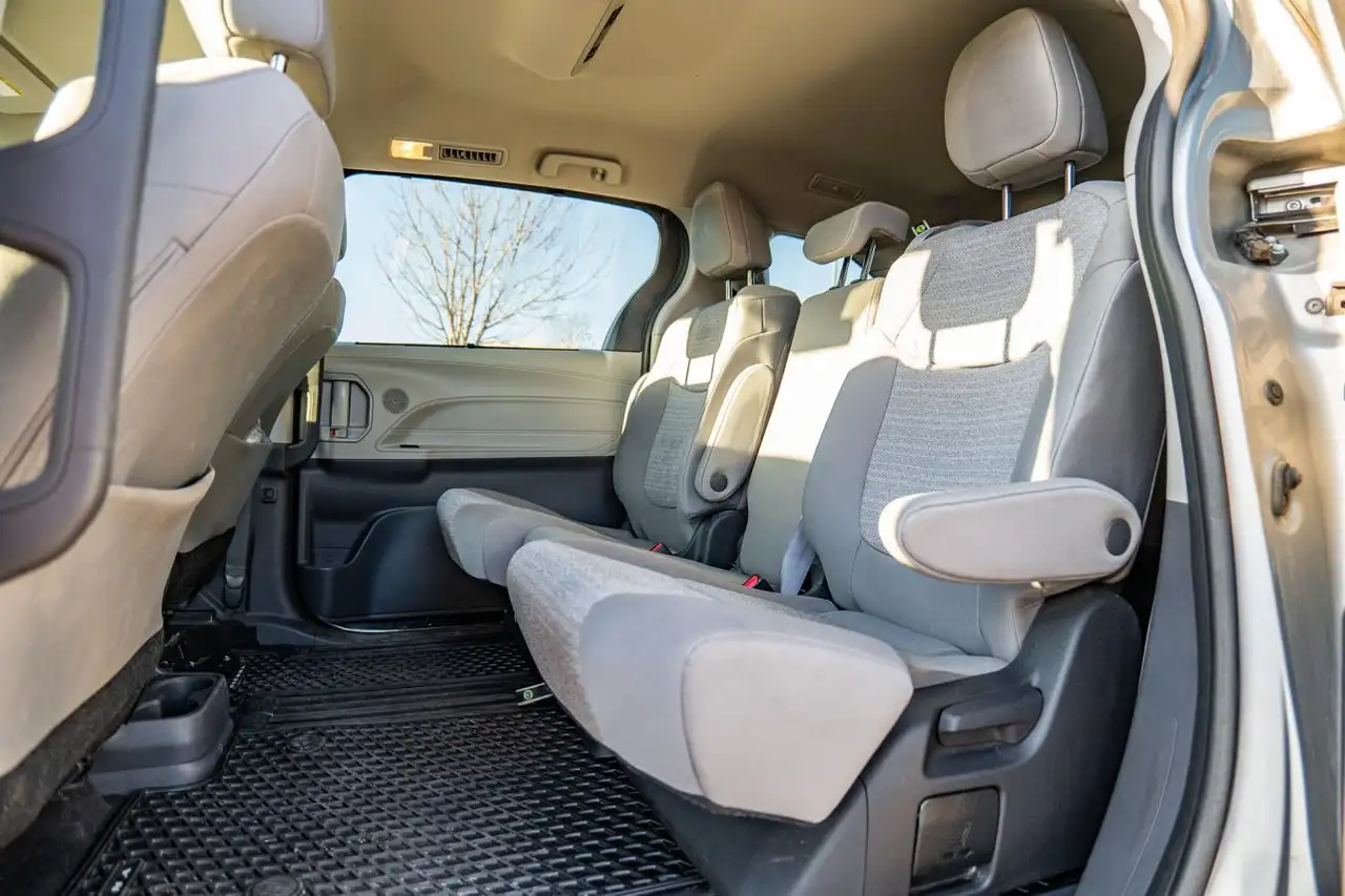 Toyota Sienna снимка Toyota Sienna