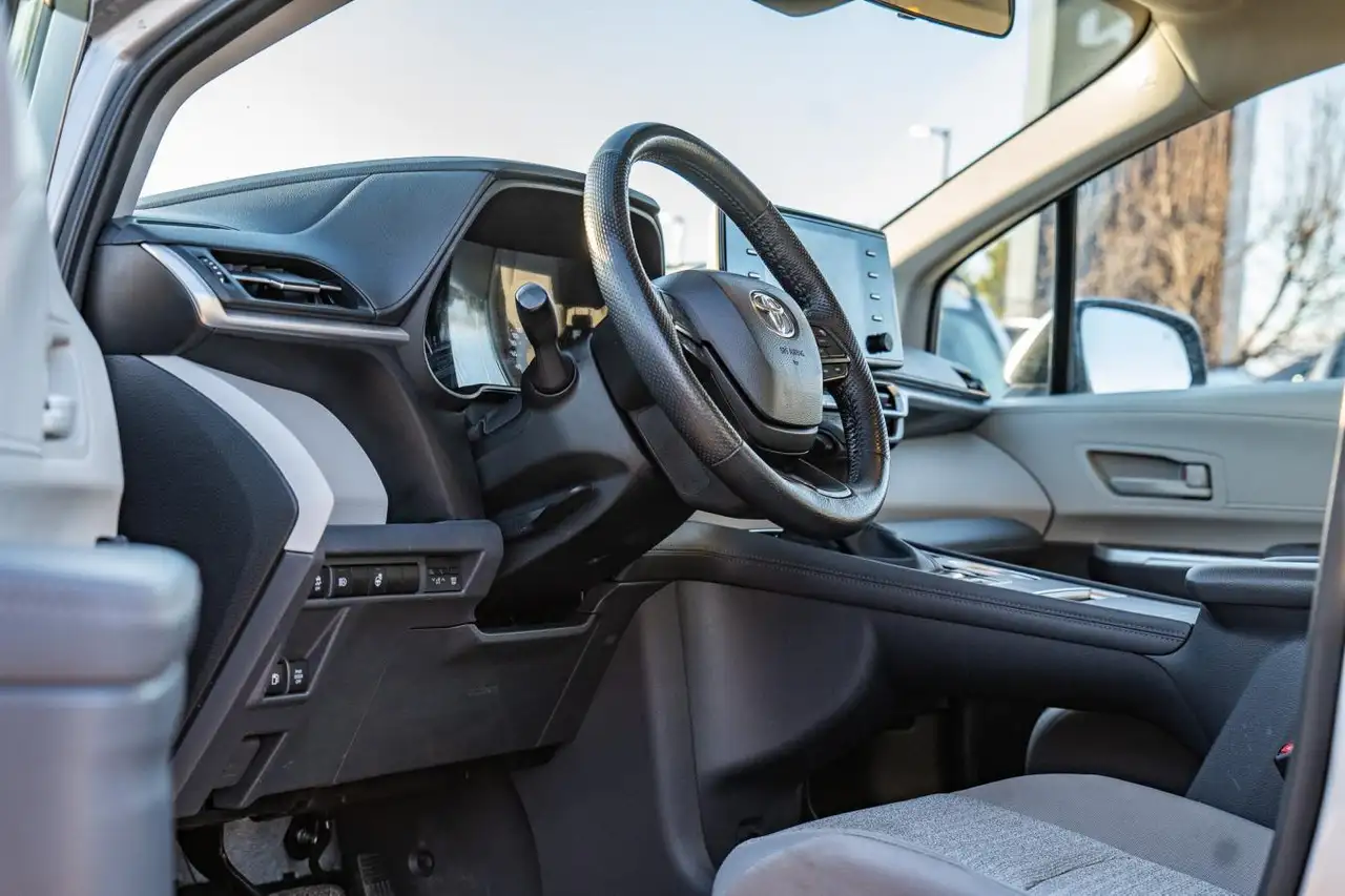 Toyota Sienna снимка Toyota Sienna