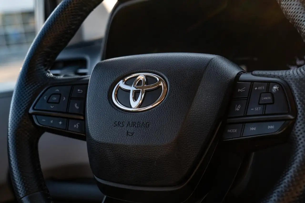 Toyota Sienna снимка Toyota Sienna
