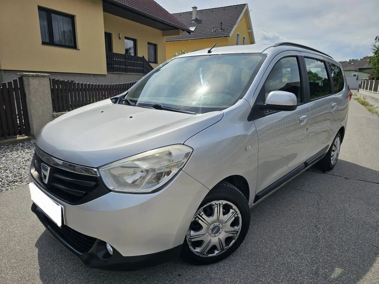 Dacia Lodgy Lauréate TCe 115 7 Sitzer - 1