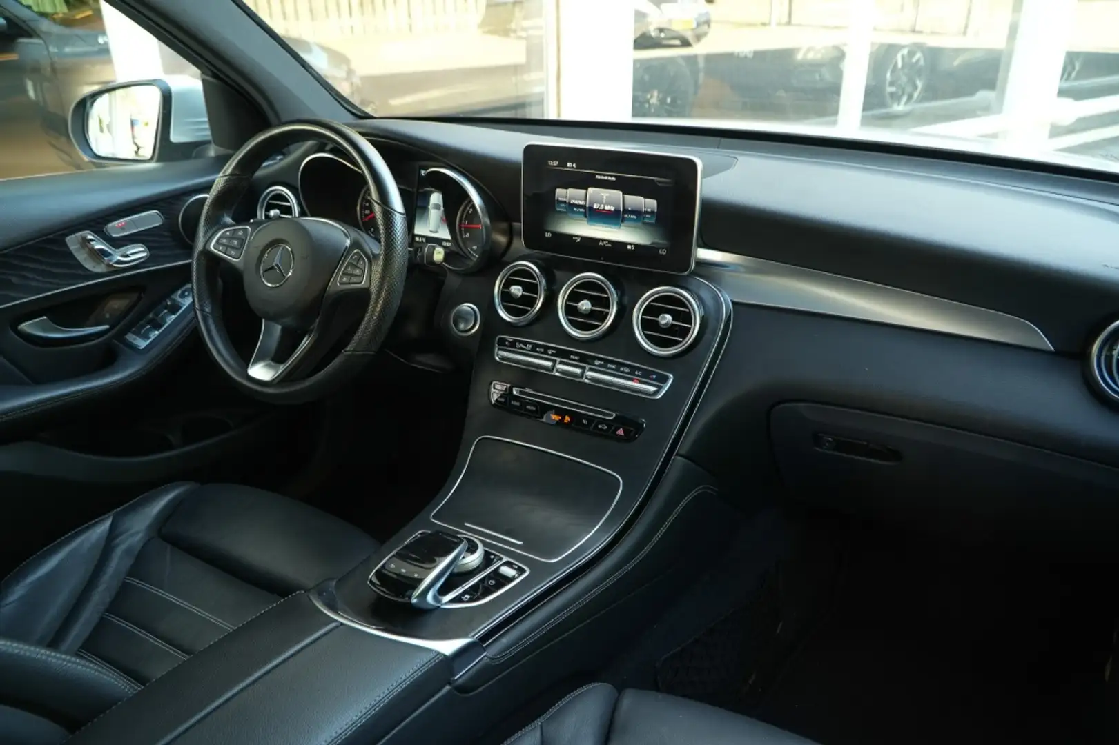Mercedes-Benz GLC 250 4MATIC I AMG I Pano I 20 inch I 50000KM I Grijs - 2