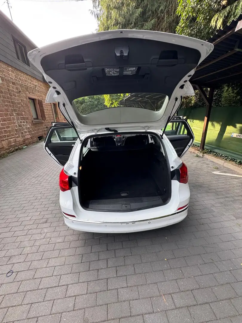 Opel Astra Astra 1.6 Sports Tourer Style Bílá - 1