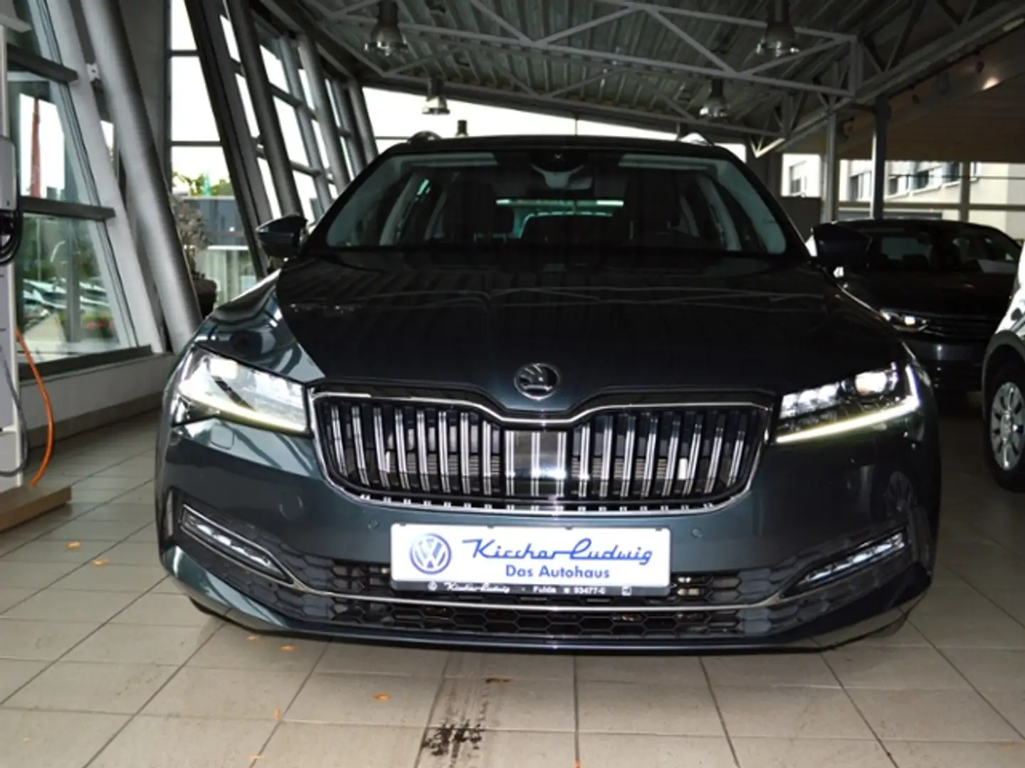 Skoda Superb Combi 2,0 TDI DSG Style AHK LED NAVI Grau - 2