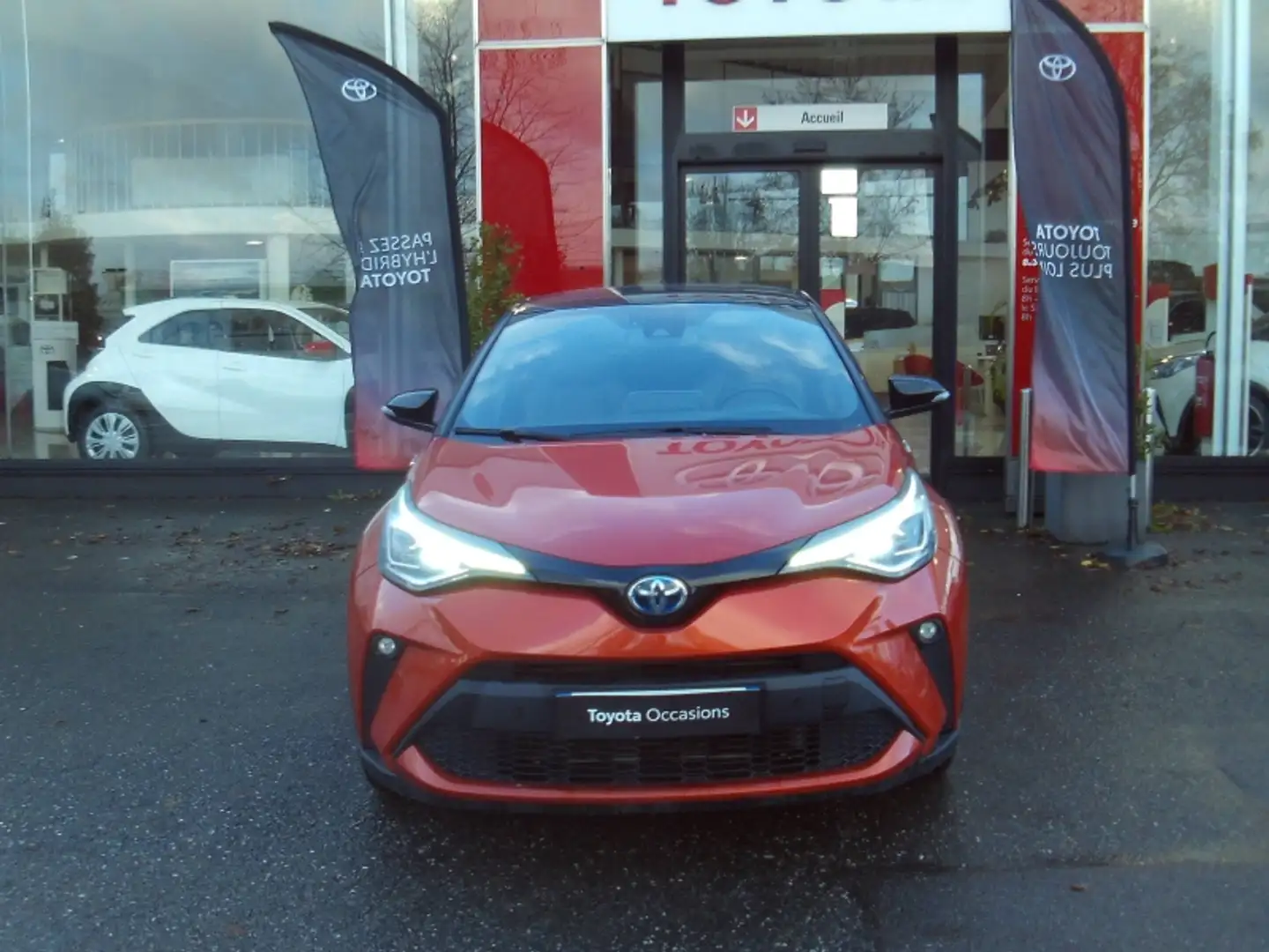 Toyota C-HR 184h Distinctive 2WD E-CVT MY20 Bronze - 2