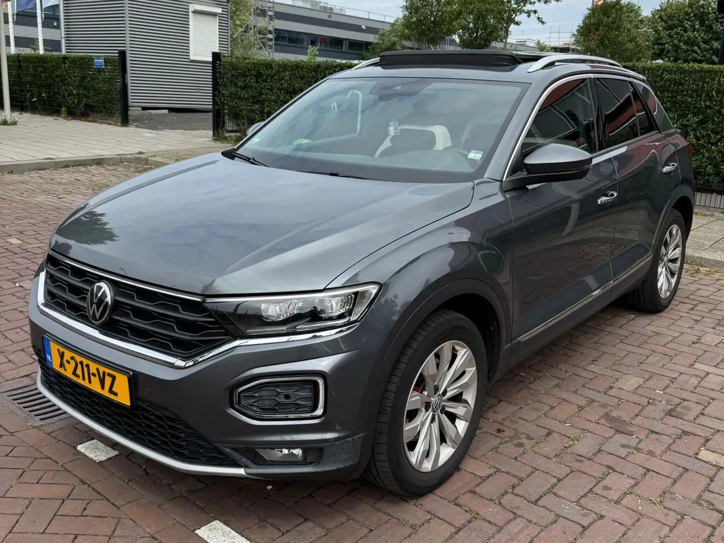 Volkswagen T-Roc 2.0 TSI 4M. Sp. BnsR Grijs - 2