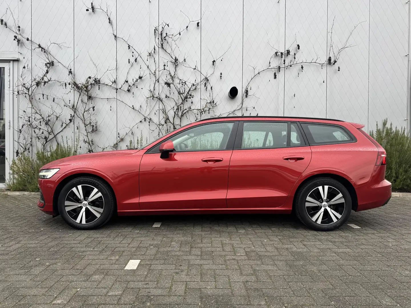 Volvo V60 2.0 B3 Momentum Advantage | Cruise Control | Navig Orange - 2