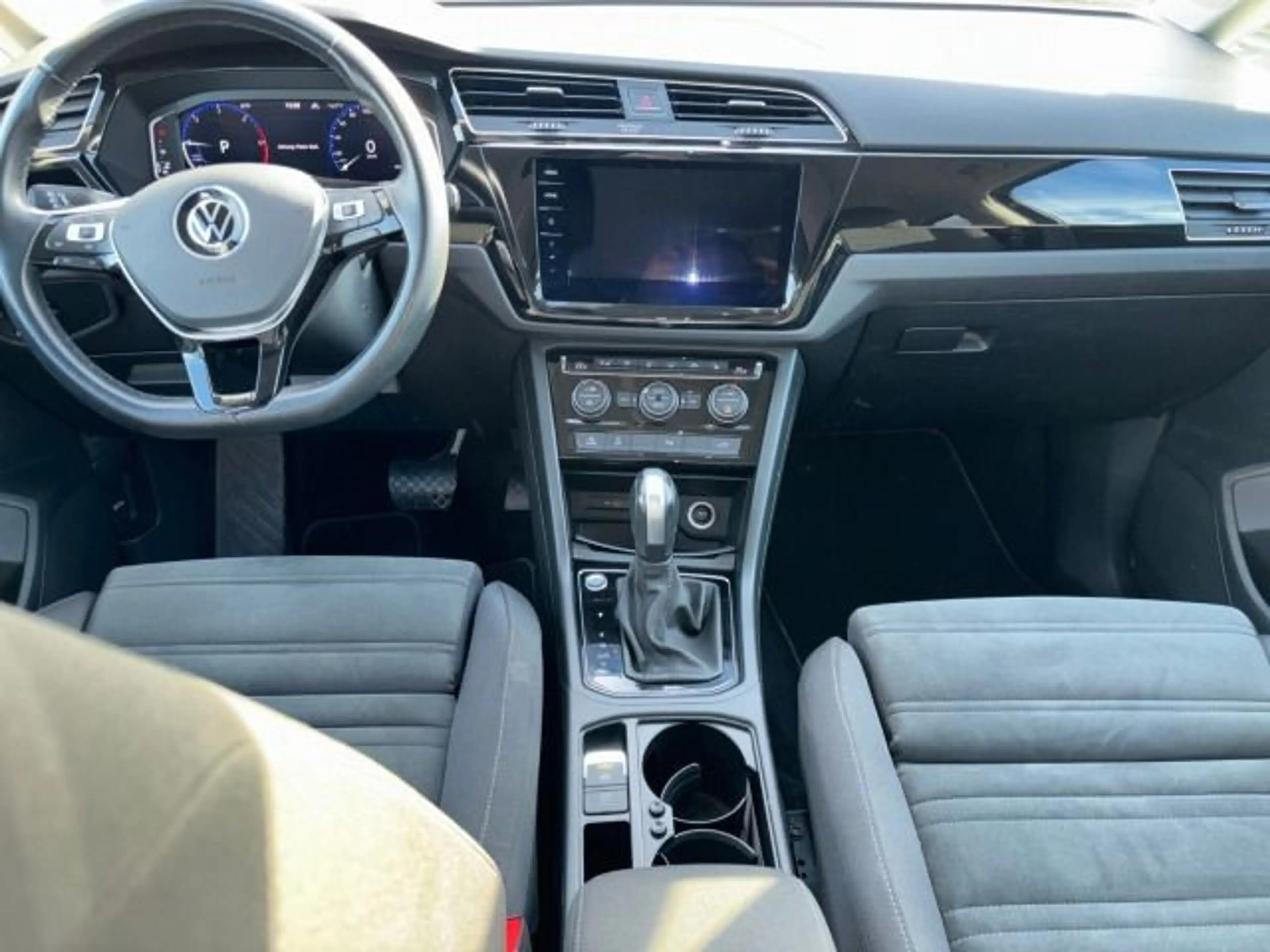 Volkswagen Touran 2.0 TDI DSG R-Line Navi LED AHK Kamera — photo 10
