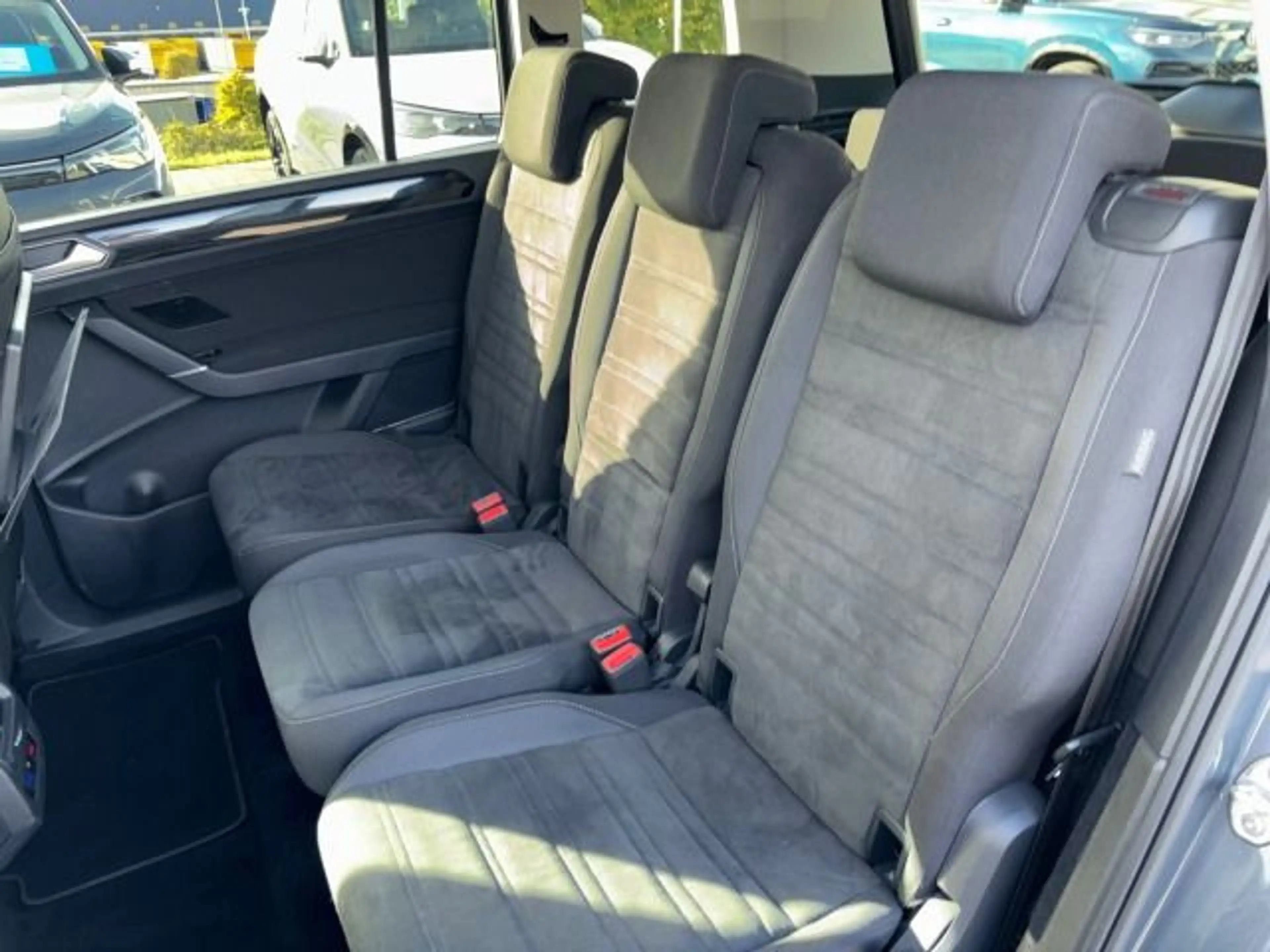 Volkswagen Touran 2.0 TDI DSG R-Line Navi LED AHK Kamera — photo 13