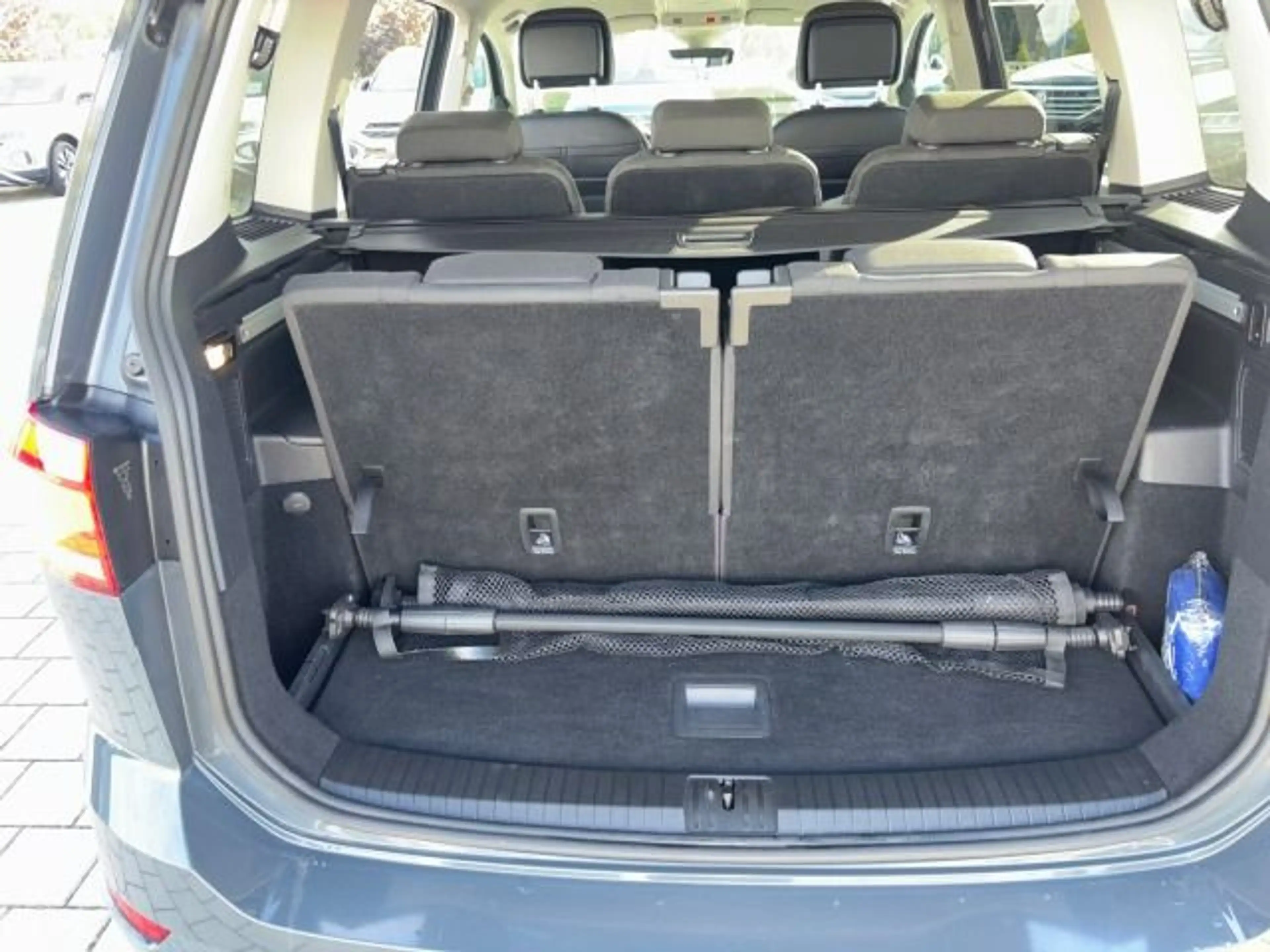 Volkswagen Touran 2.0 TDI DSG R-Line Navi LED AHK Kamera — photo 14