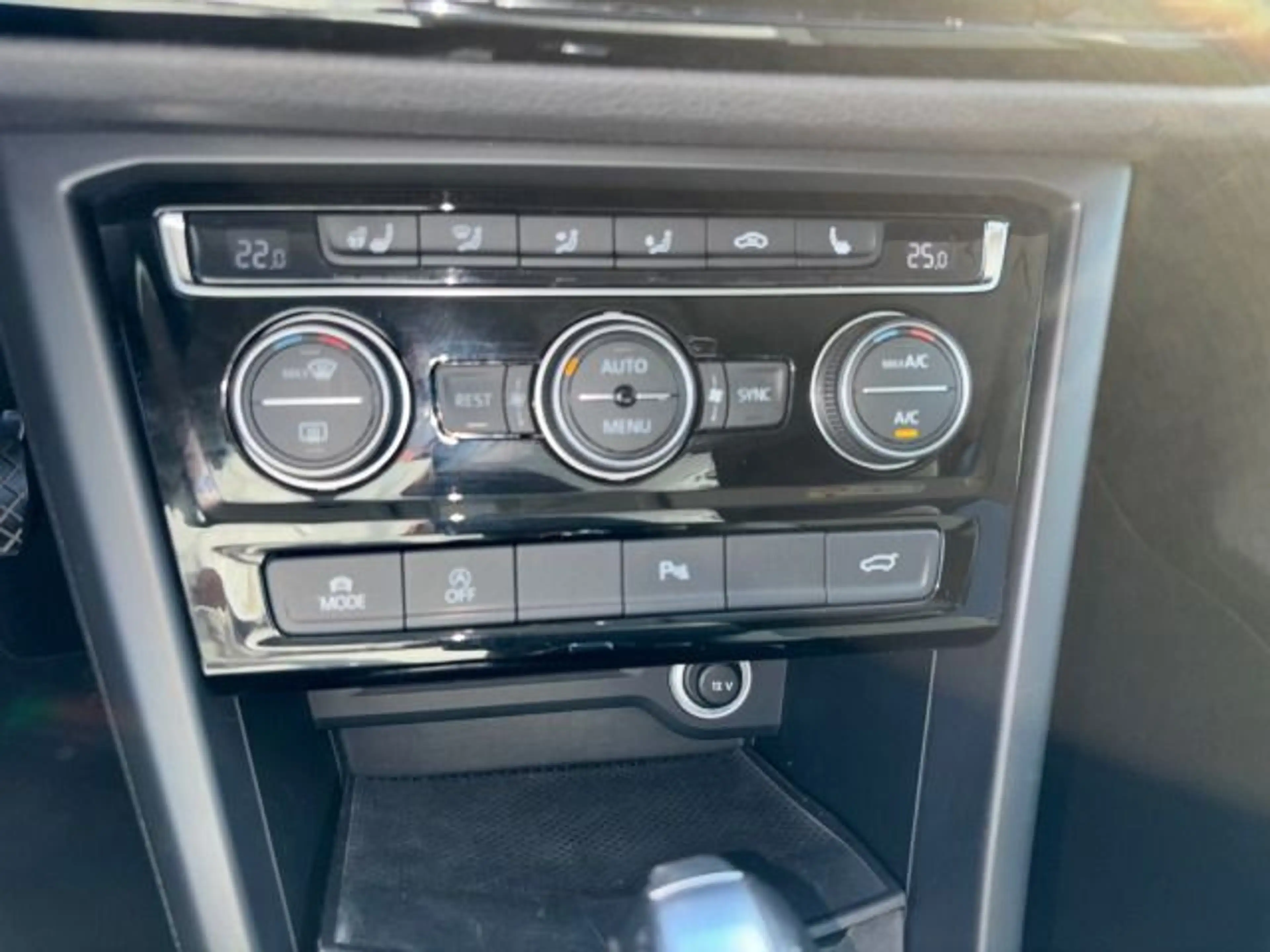 Volkswagen Touran 2.0 TDI DSG R-Line Navi LED AHK Kamera — photo 12