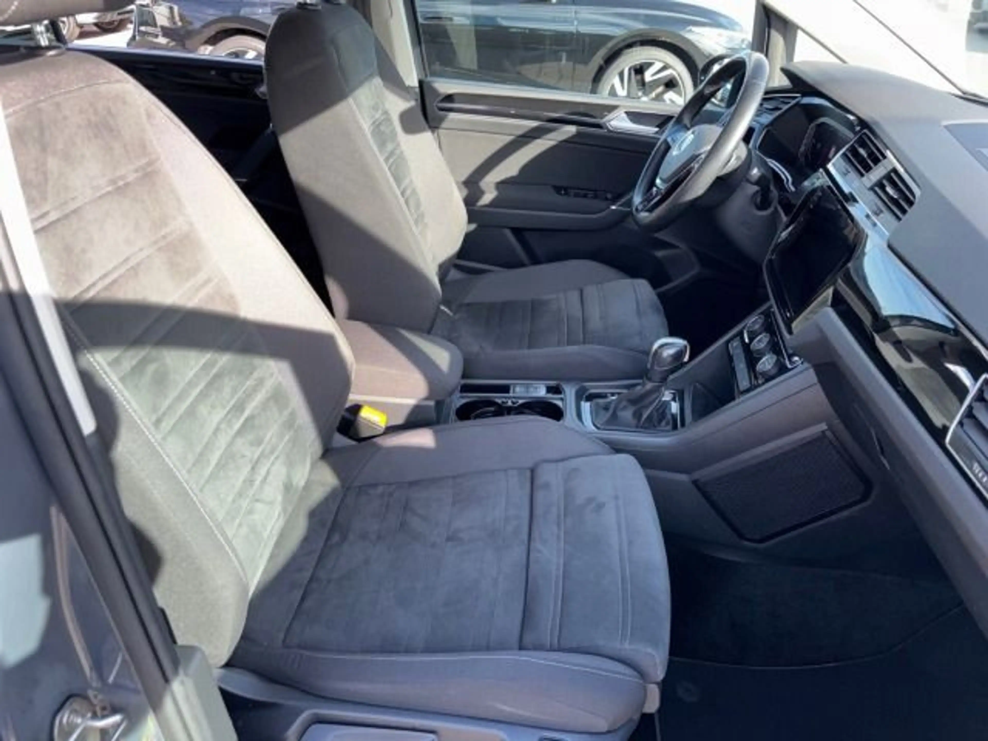 Volkswagen Touran 2.0 TDI DSG R-Line Navi LED AHK Kamera — photo 15