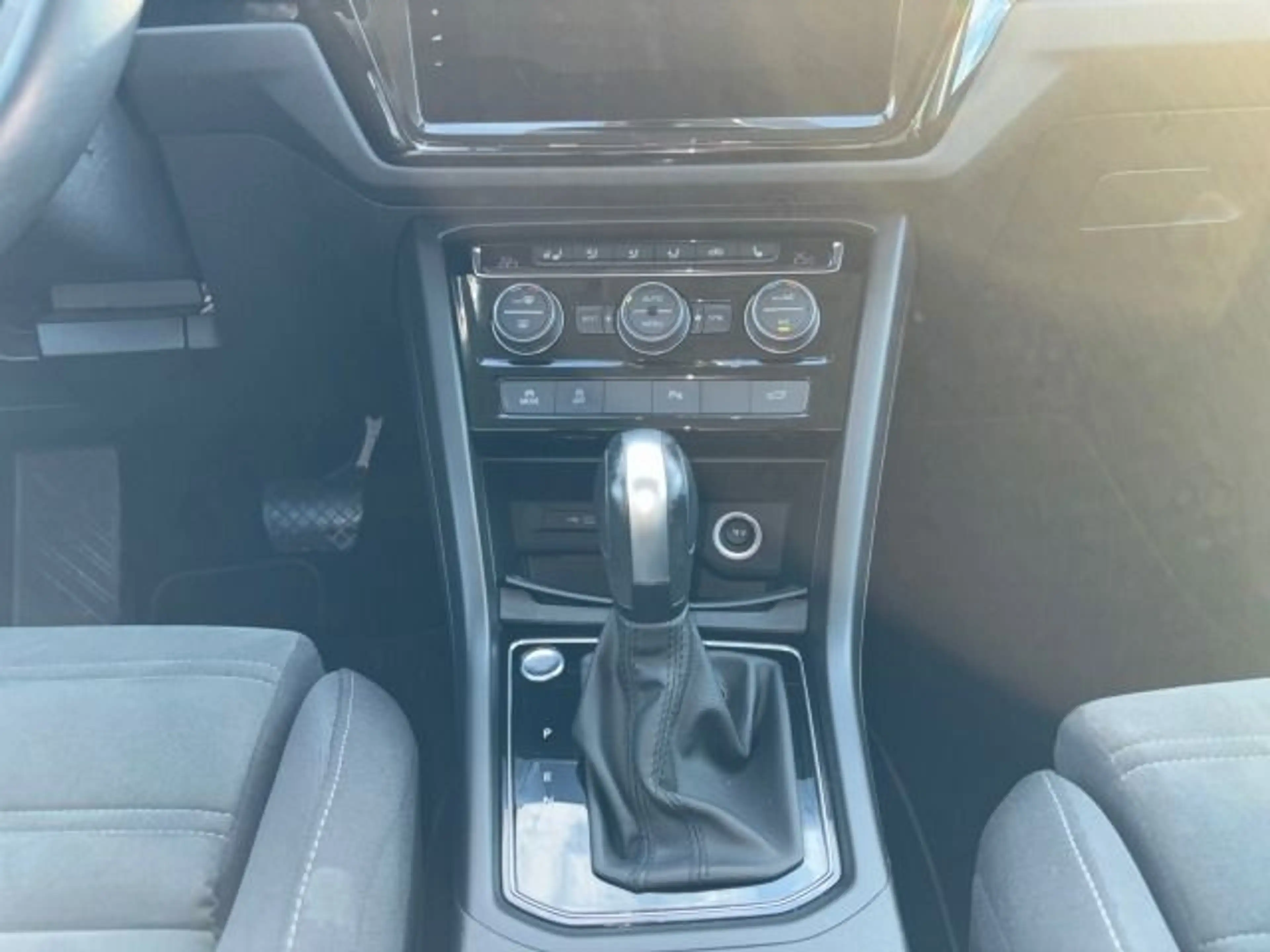 Volkswagen Touran 2.0 TDI DSG R-Line Navi LED AHK Kamera — photo 11