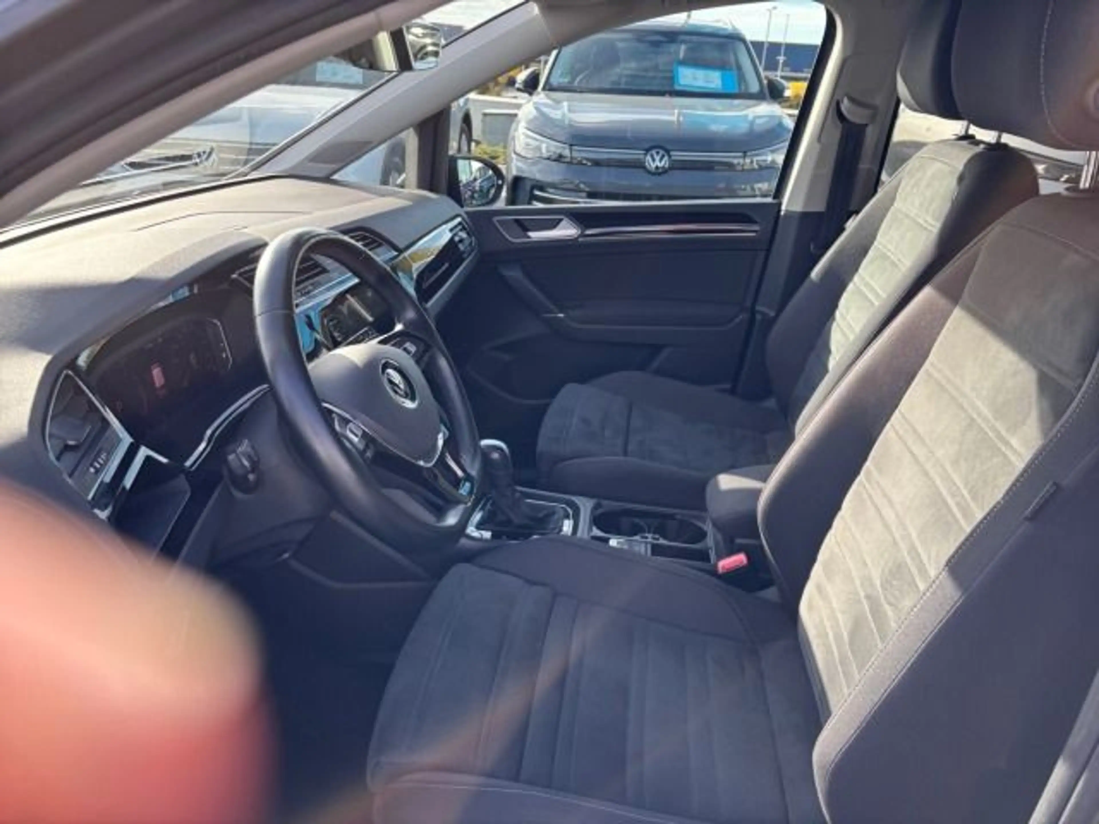 Volkswagen Touran 2.0 TDI DSG R-Line Navi LED AHK Kamera — photo 9