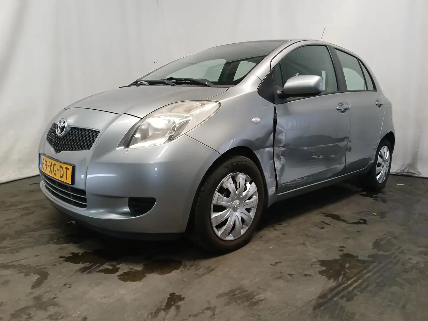 Toyota Yaris 1.3 VVTi Sol - Schade Grijs - 2