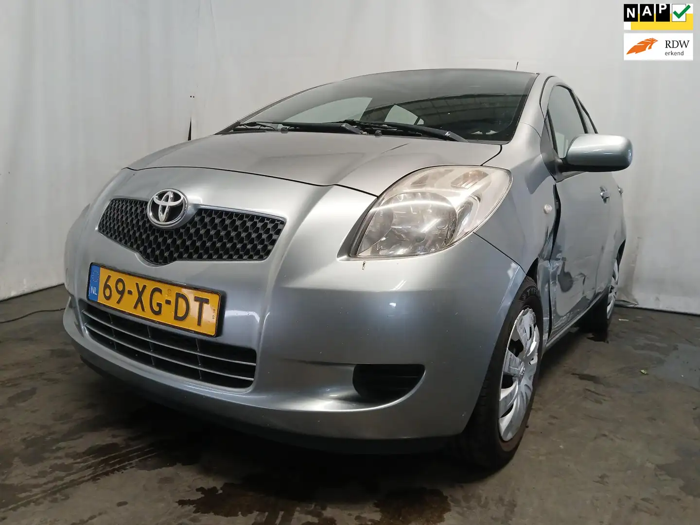 Toyota Yaris 1.3 VVTi Sol - Schade Grijs - 1
