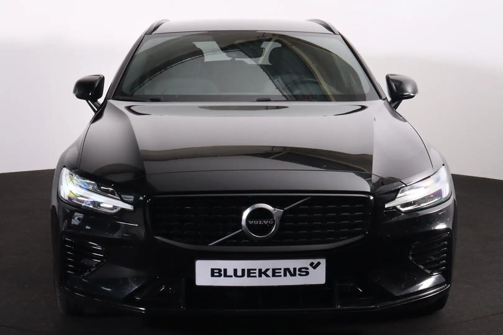 Volvo V60 T6 Recharge AWD R-Design - IntelliSafe Assist & Su Zwart - 2