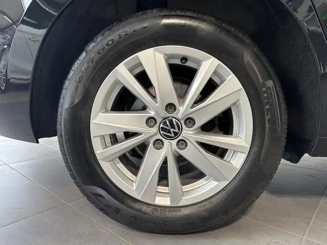 Volkswagen Touran view 3