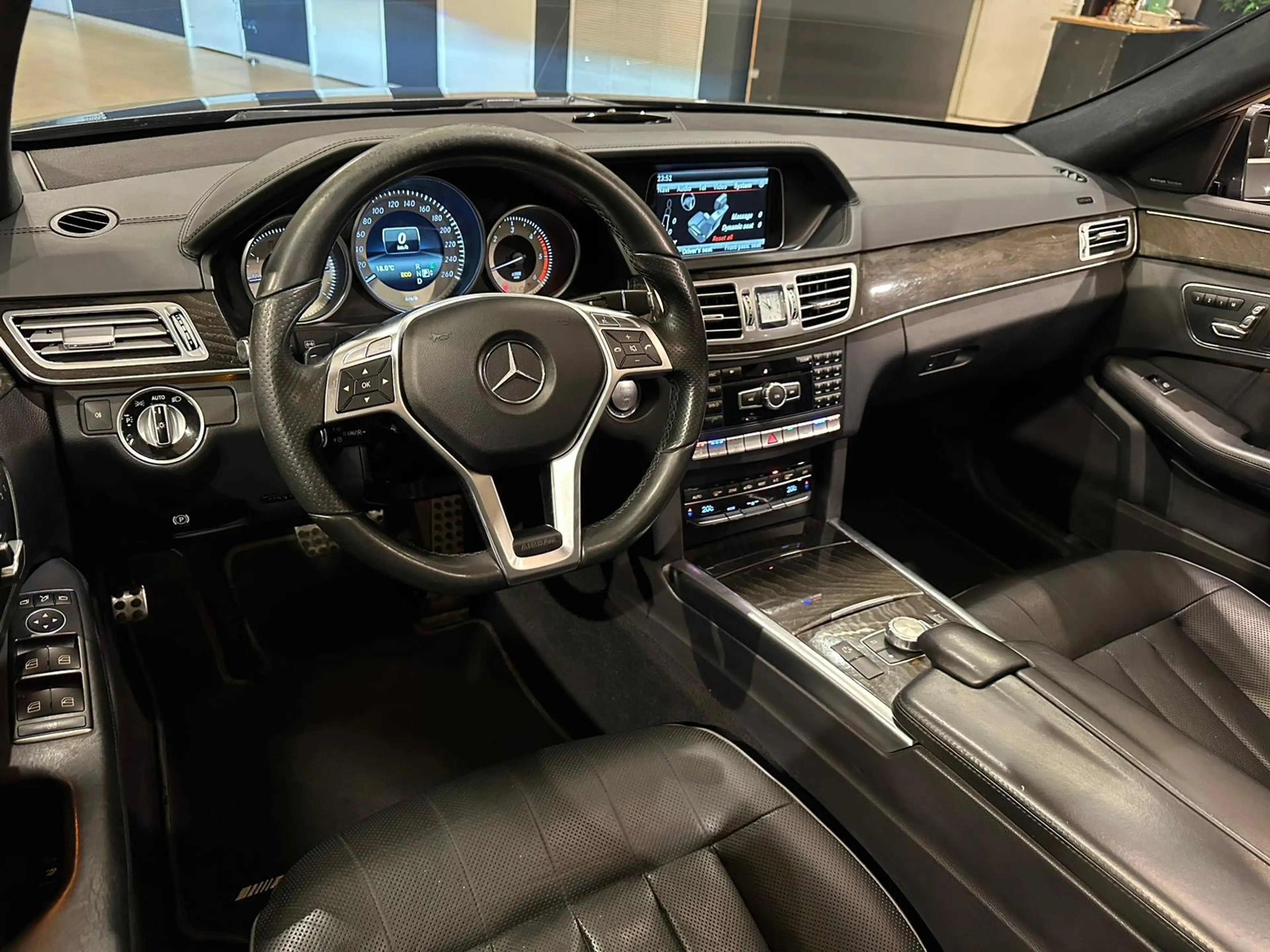 Mercedes-Benz E 350 E350 BlueTEC 4MATIC/AMG/Airmatic/Memory/Pano — photo 9