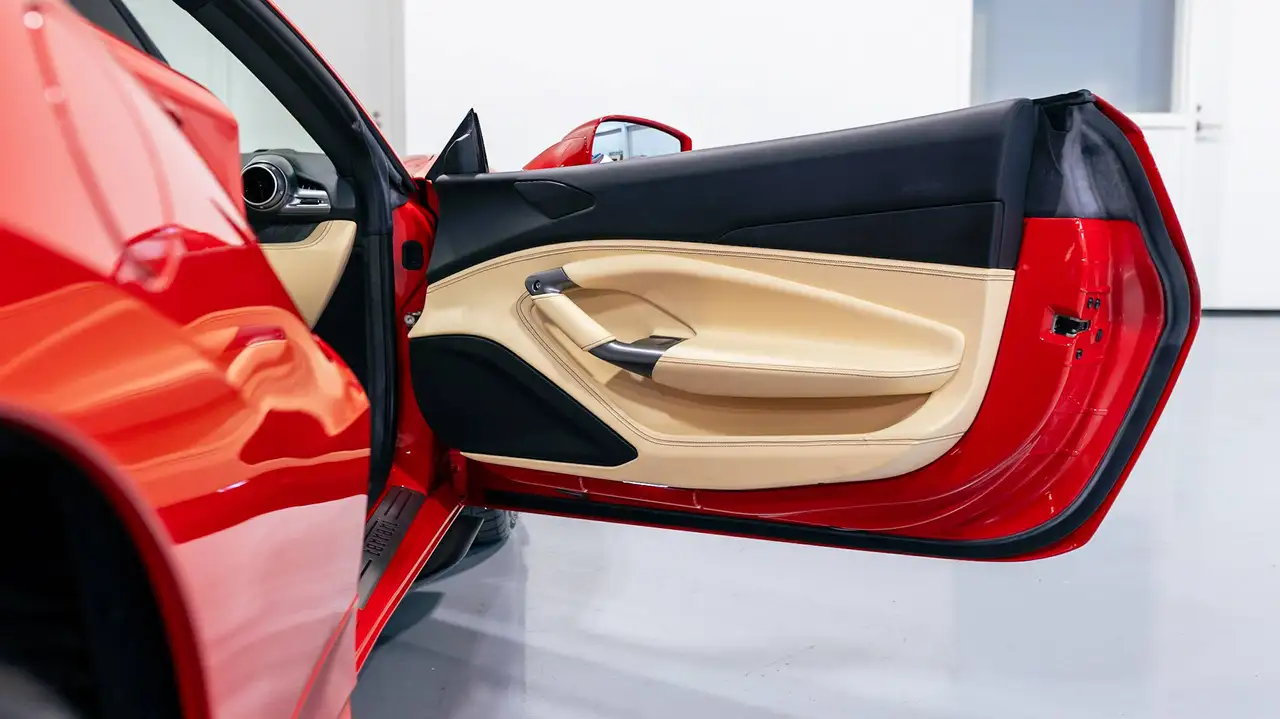 Ferrari F8 Tributo снимка Ferrari F8 Tributo