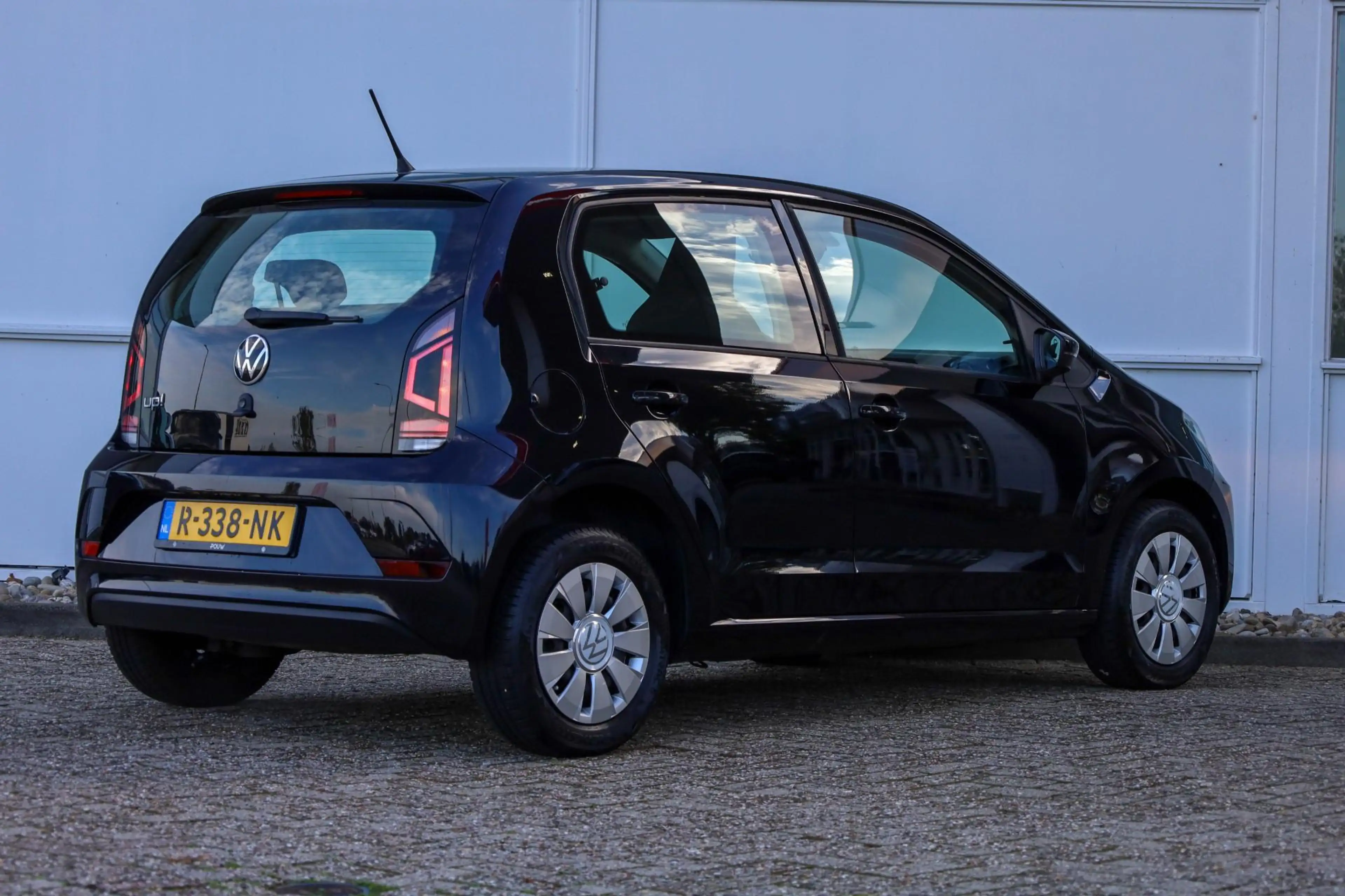 Volkswagen up! 1.0 65pk | All-Season Banden | Lane Assist | DAB — photo 2