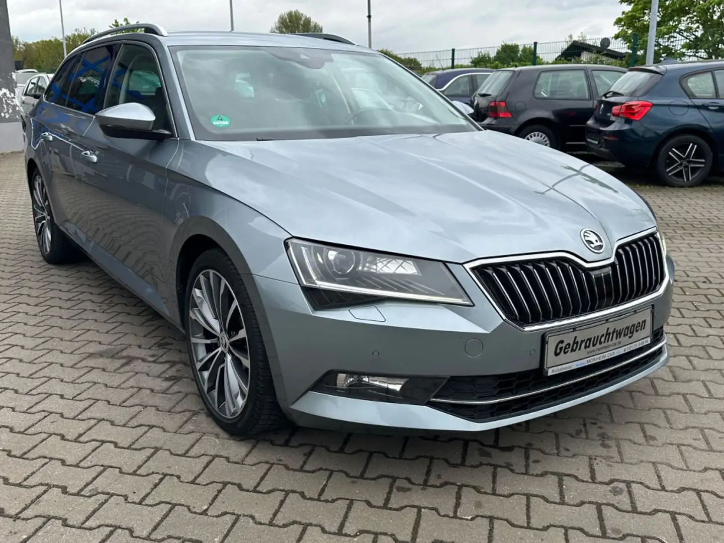 Skoda Superb Combi Style 4x4--Automatik--Lederausst. Gris - 2