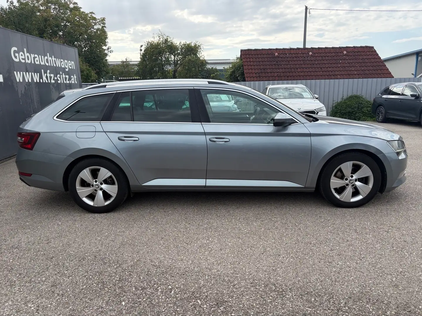 Skoda Superb Kombi 2,0 TDI Style DSG Grau - 2
