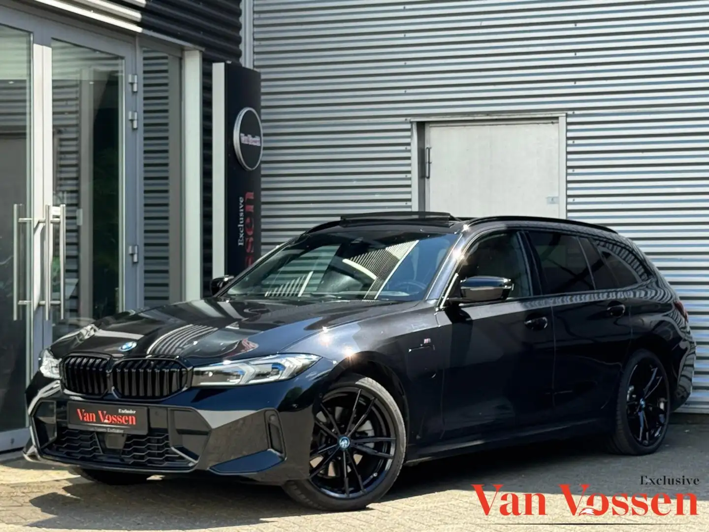 BMW 330 3-serie Touring 330e xDrive|M-Sport|Pano|Camera|Tr Zwart - 1