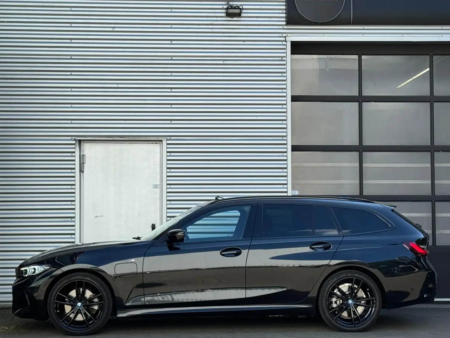 BMW 330 3-serie Touring 330e xDrive|M-Sport|Pano|Camera|Tr Zwart - 2