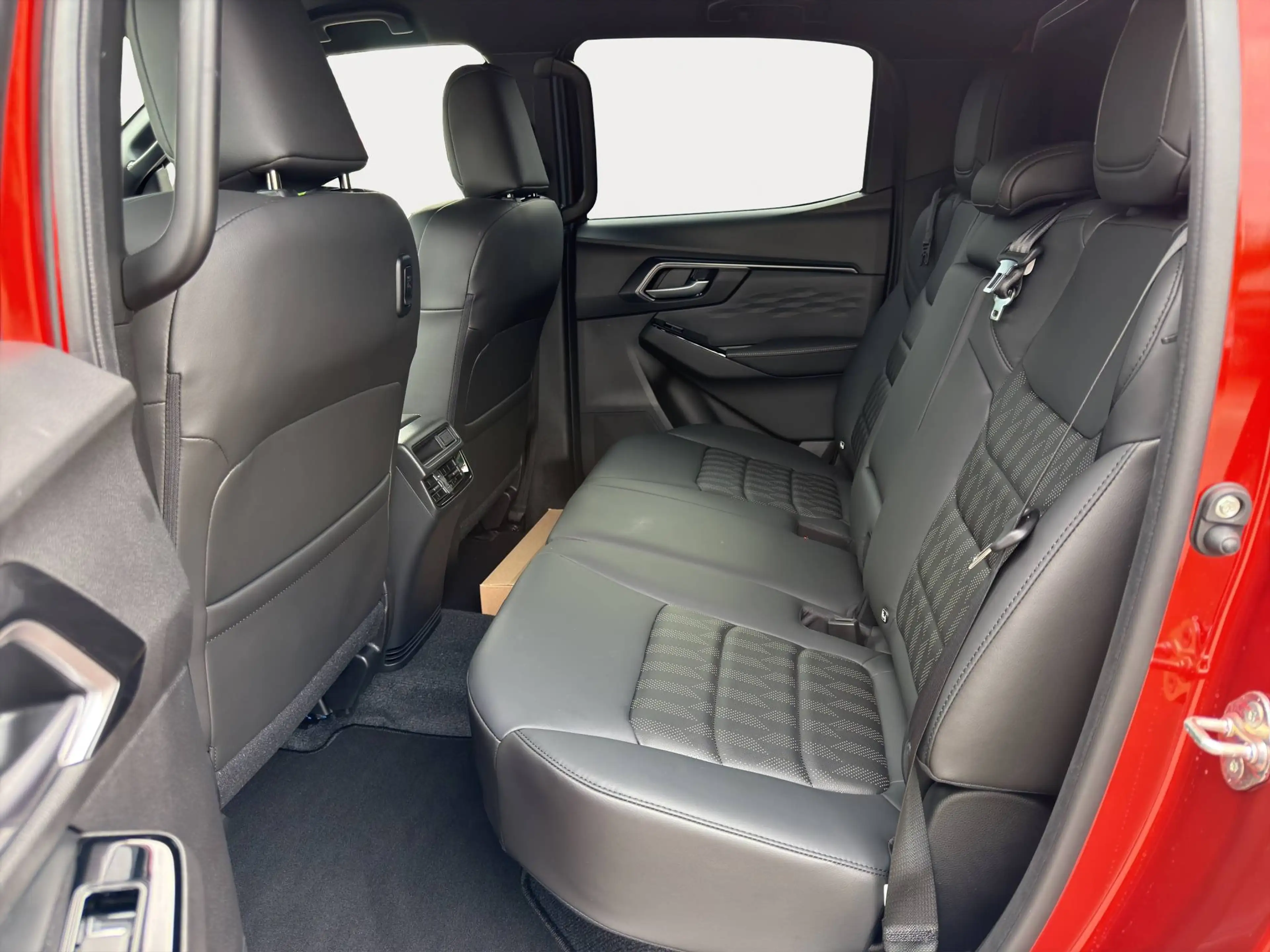 Isuzu D-Max LSE V-CROSS FULL OPTION — photo 13