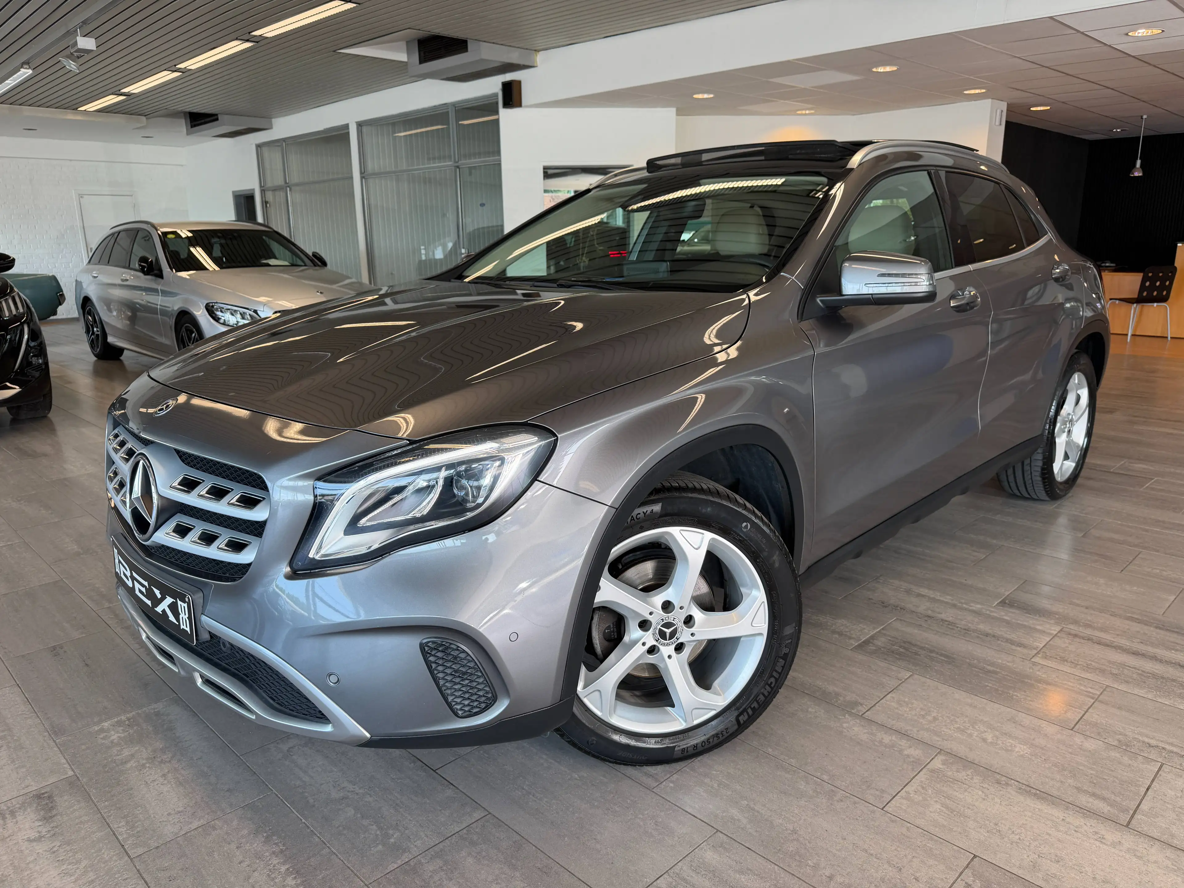 Mercedes-Benz GLA 180 *1ERPROP*PACKSPORT*GARANTIE12MOIS*TOITPANO*CUIR*GPS*CAM* — photo 2