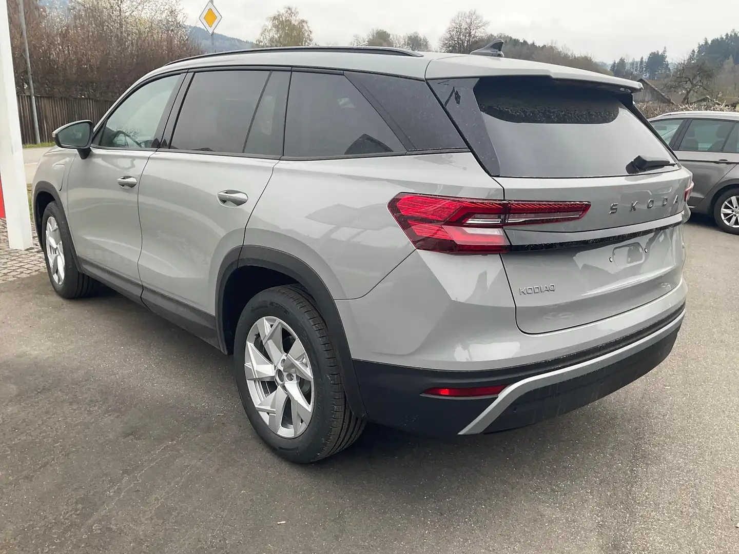Skoda Kodiaq 1.5 TSI iV 150 kW Selection Selection, AHK, Nav... Grau - 2