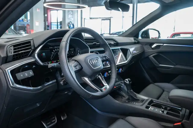 Audi RS Q3 view 12