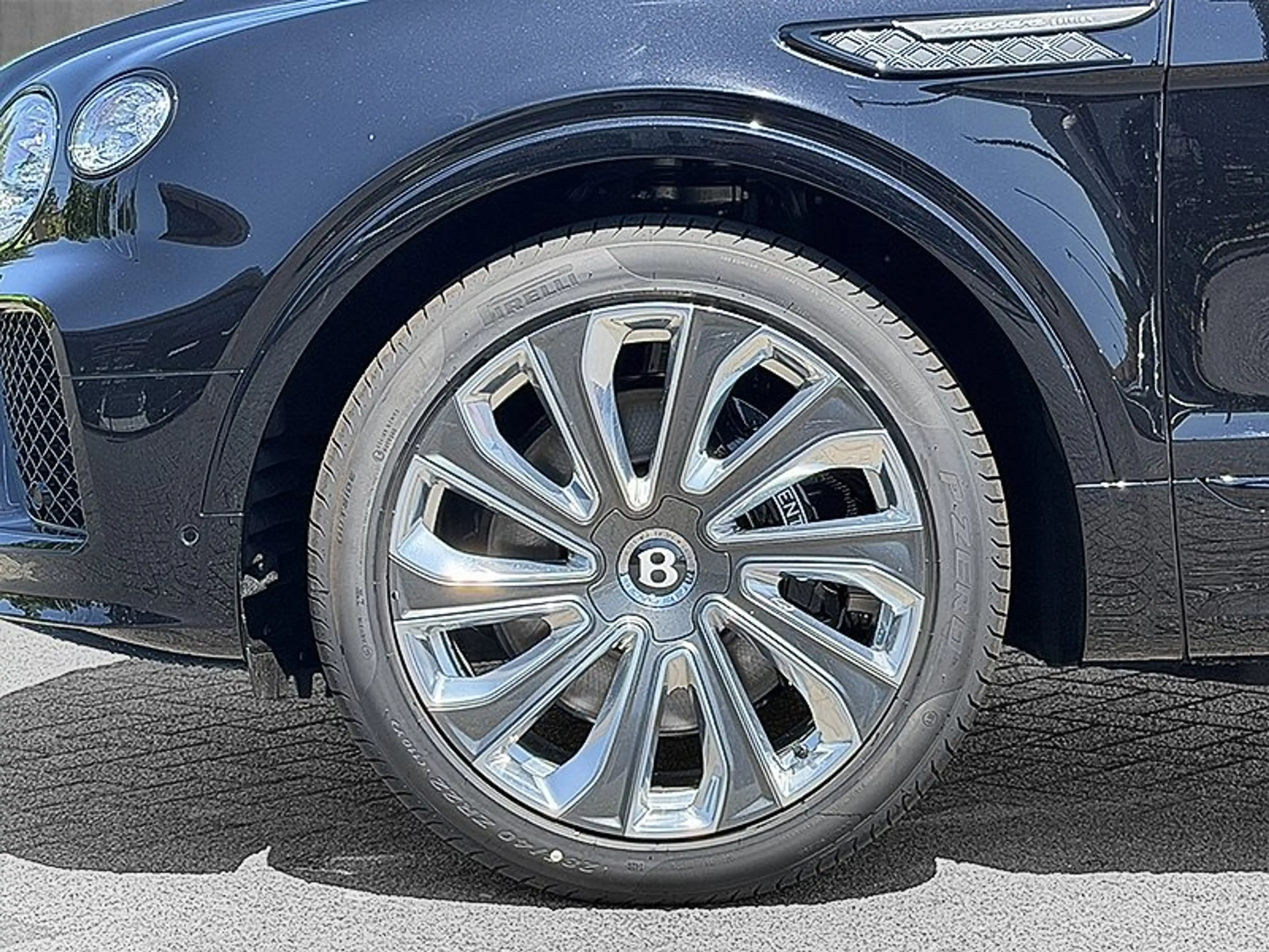 Bentley Bentayga Hybrid Artenara *MY27*Blackline* — photo 5