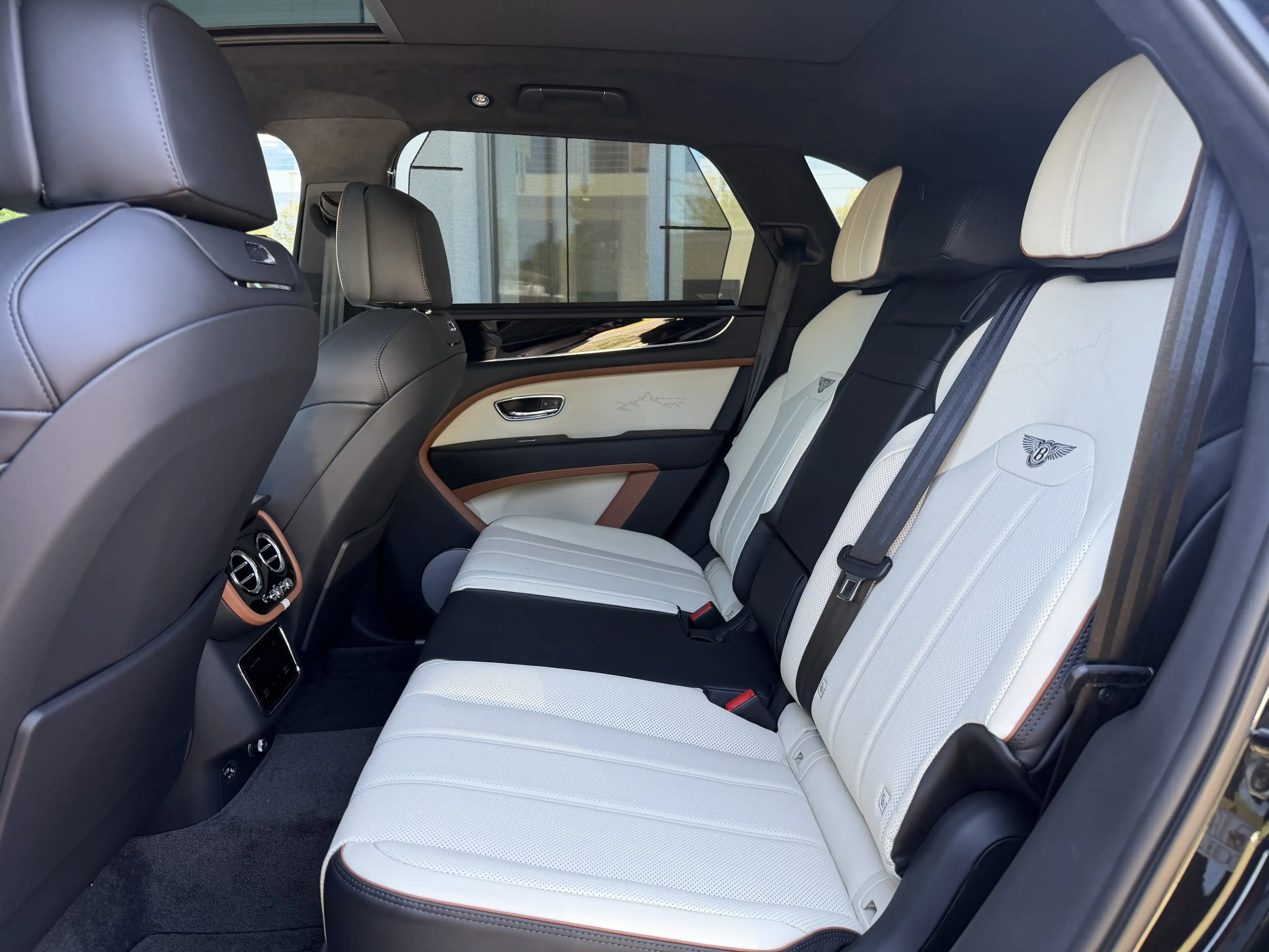 Bentley Bentayga Hybrid Artenara *MY27*Blackline* — photo 13