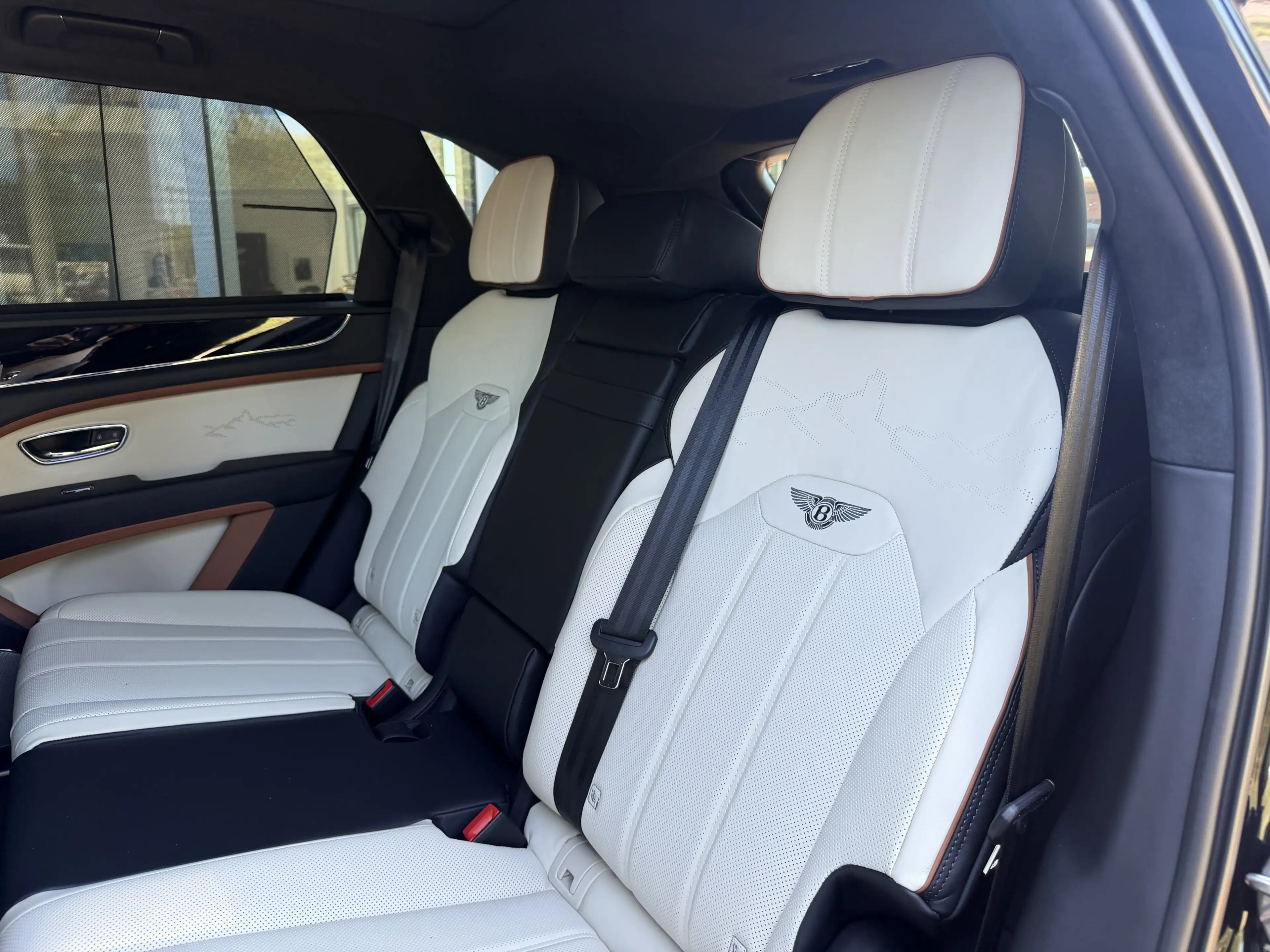 Bentley Bentayga Hybrid Artenara *MY27*Blackline* — photo 14