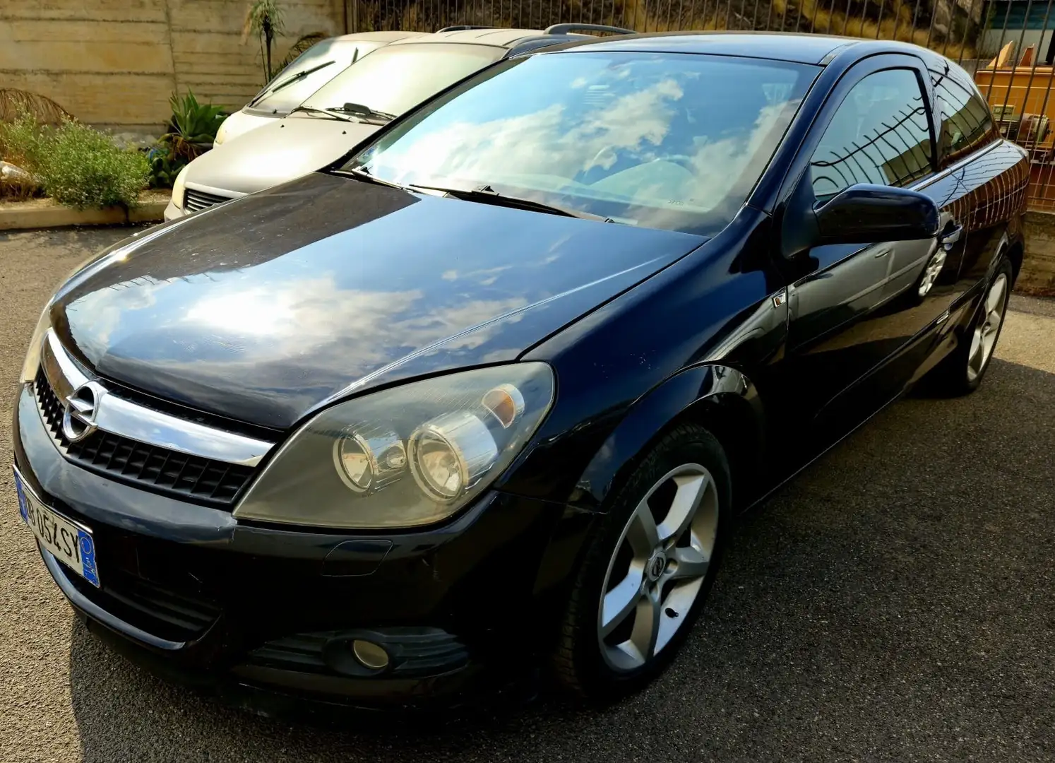 Opel Astra GTC 1.7 CDTI 101CV 3 porte Sport Nero - 2